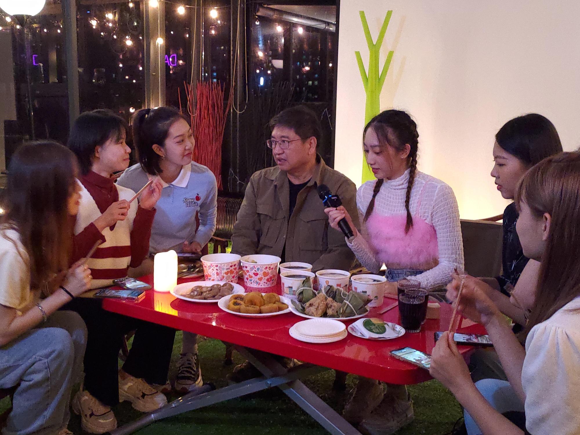 楊文科縣長(中)上節目無話不談,針對主持群提出的犀利問題有問必答!(年輕人玩什麼提供)