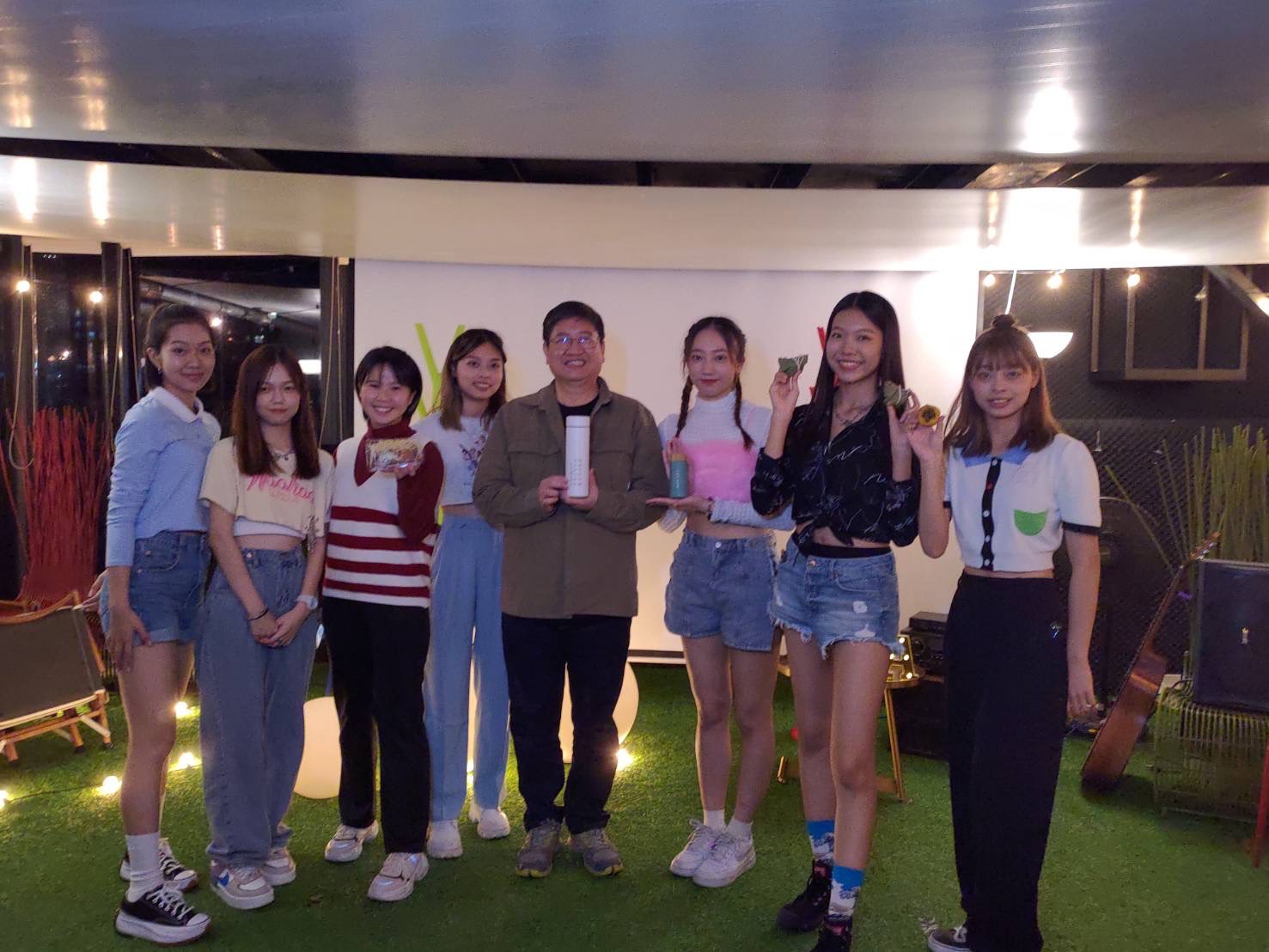 《年輕人玩什麼》,由一群平均年齡不到20歲的年輕學生組成,標榜敢問敢玩沒在怕。(年輕人玩什麼提供)