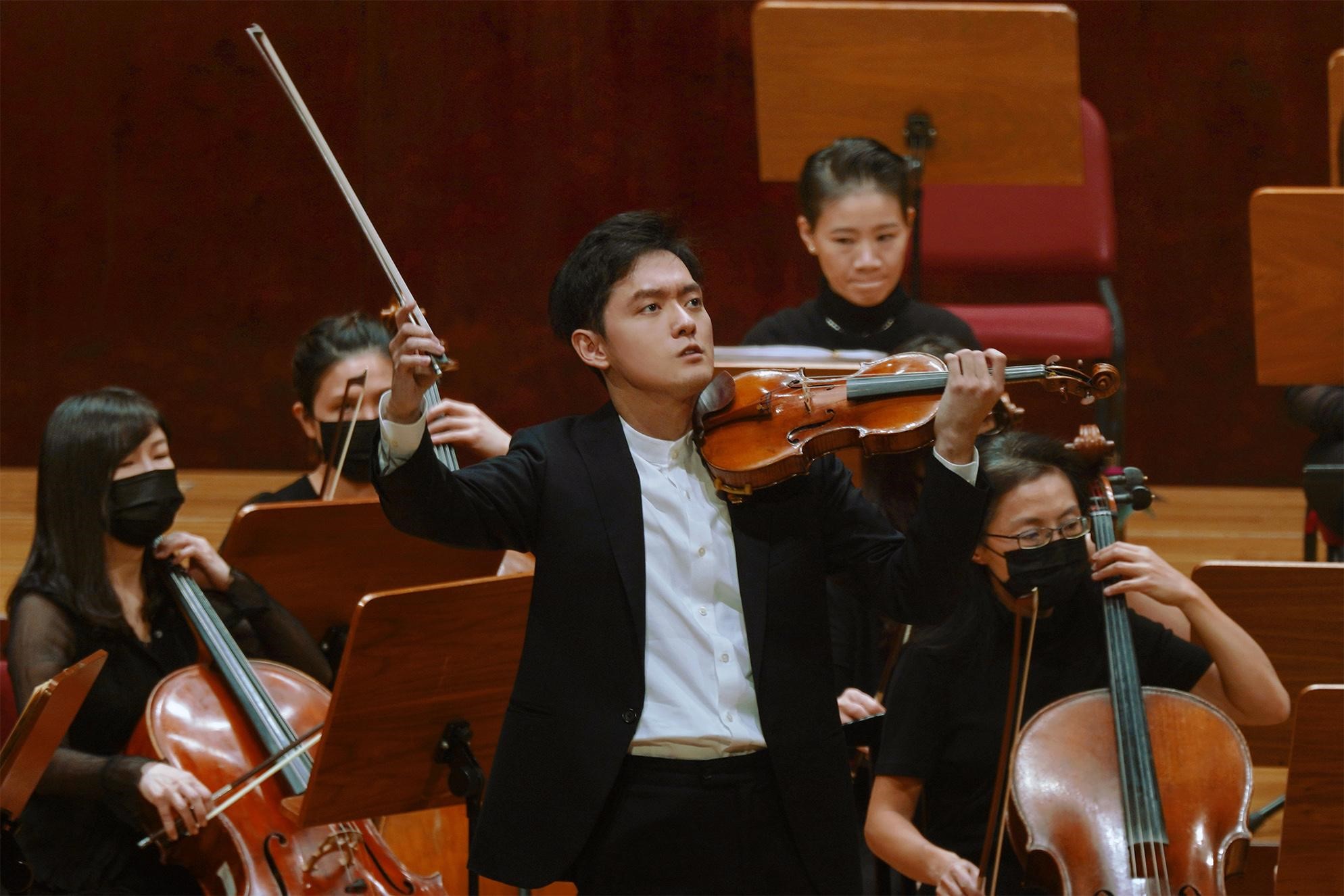 曾宇謙（站立者）上週末與台北市立交響樂團合作演出布魯赫與西貝流士小提琴協奏曲。 （牛耳藝術提供）
