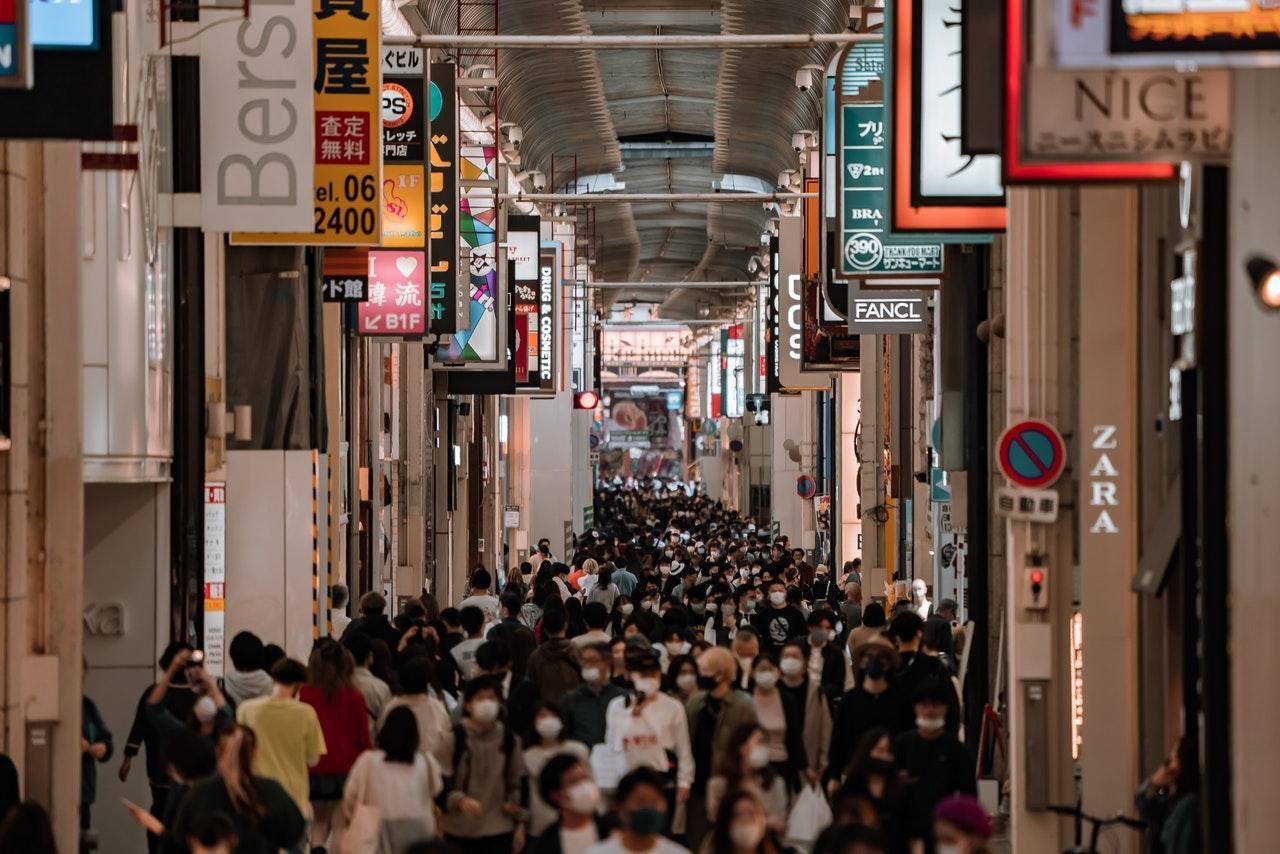 日本政府近期決定調整訪日外國人的免消費稅制度,擬將留學生排除在外,僅讓觀光客等短期停留者享免稅優惠。(Pexels,示意圖)