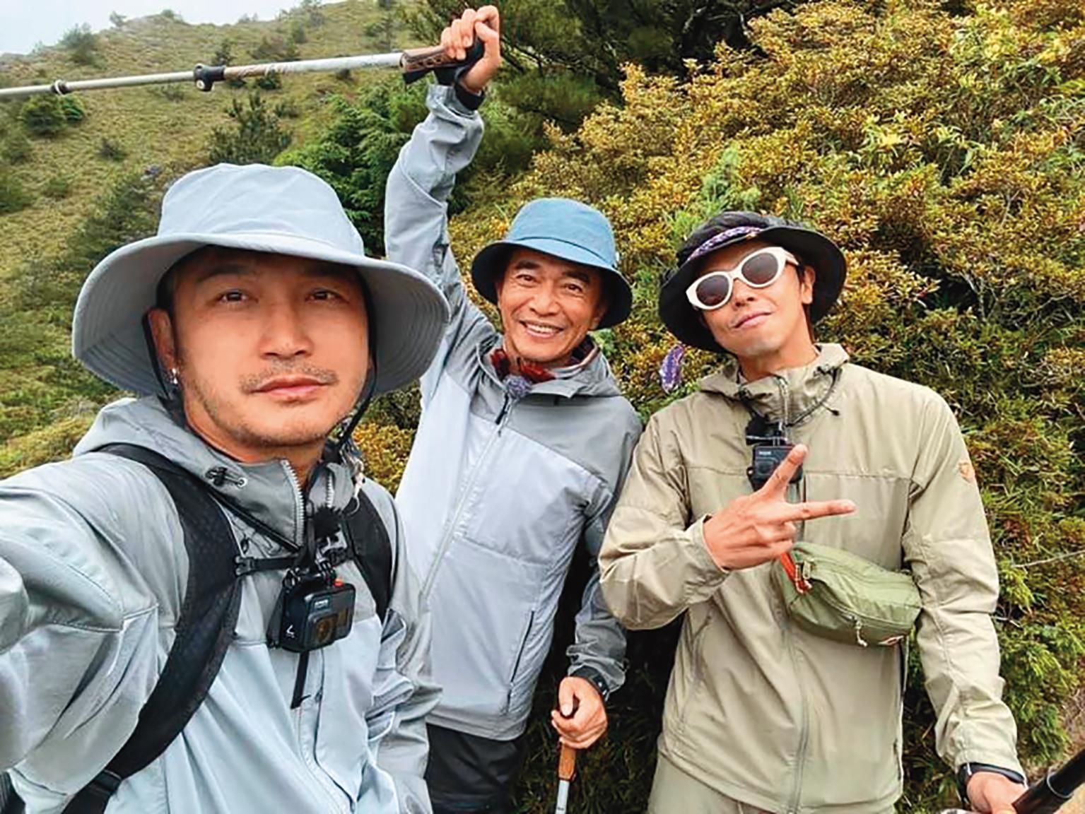 吳宗憲(中)原想培養KID林柏昇(左)和小鬼黃鴻升(右)當接班人,沒想到小鬼意外驟逝。(翻攝自《綜藝玩很大》臉書)