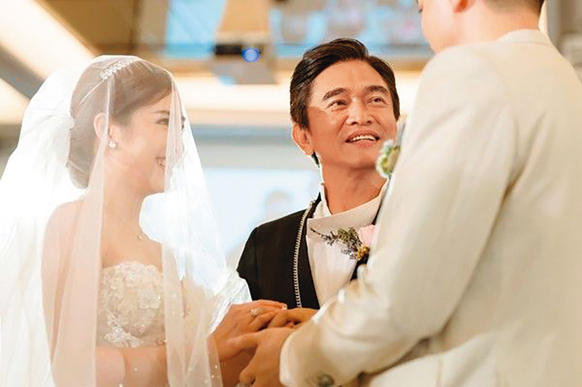 吳宗憲（中）接連嫁出2個女兒，大女兒吳姍儒透露他不習慣被女婿叫爸。左為二女兒吳則含。（容易文創提供）