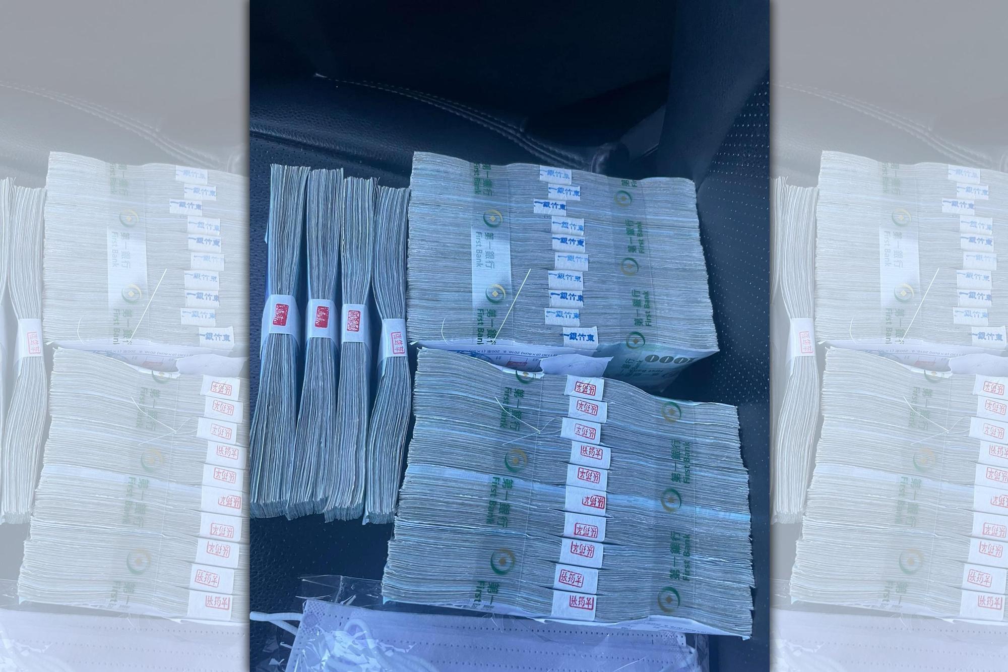 網友提領了24疊千元紙鈔,開玩笑寫下「別問我跑路了沒」。(翻攝自臉書社團:爆廢公社公開版)