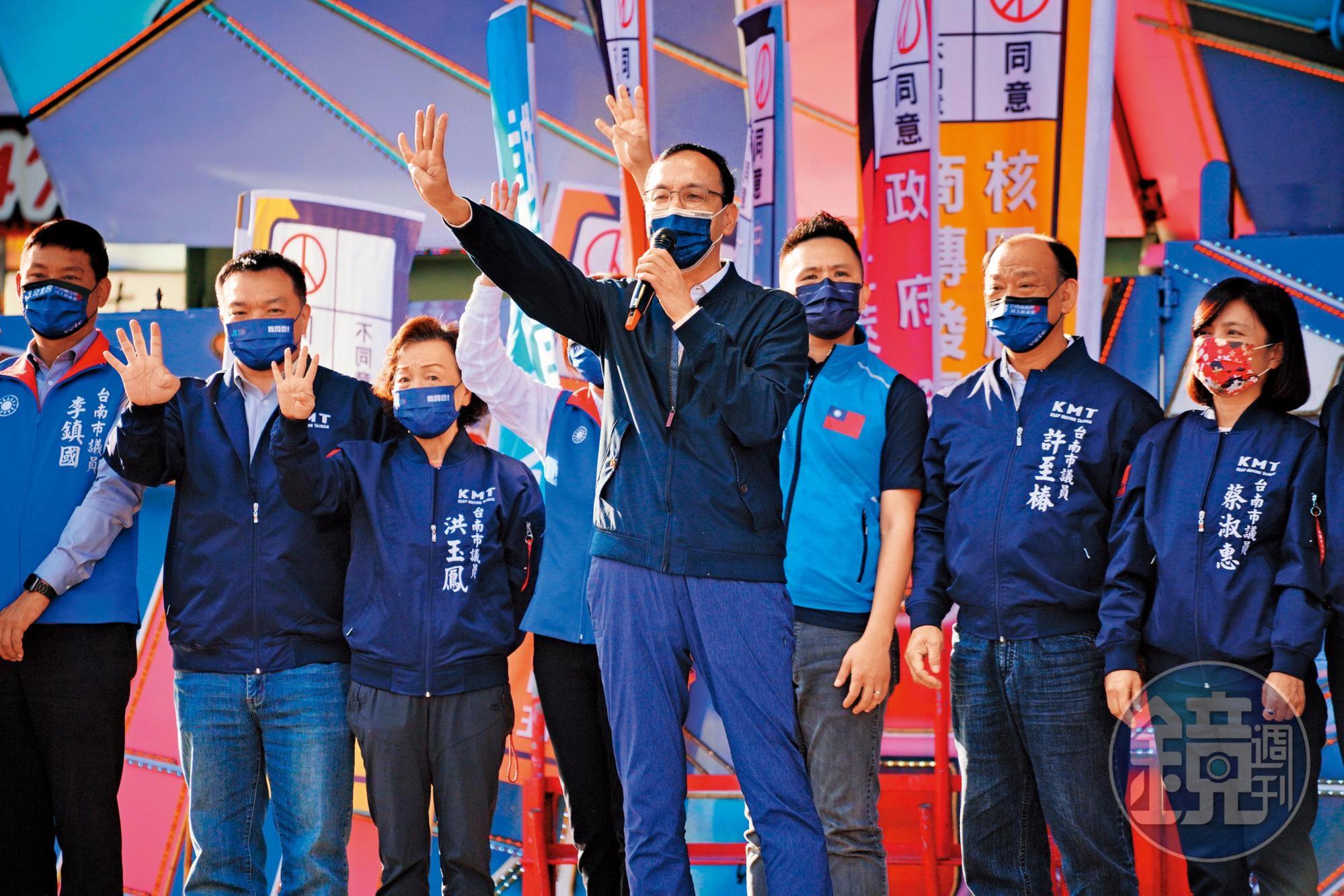 朱立倫預計在公投選前之夜率一級黨務主管及藍營縣市長，夜宿自由廣場，但侯市府至今已讀不回。圖為朱6日出席台南公投說明會。