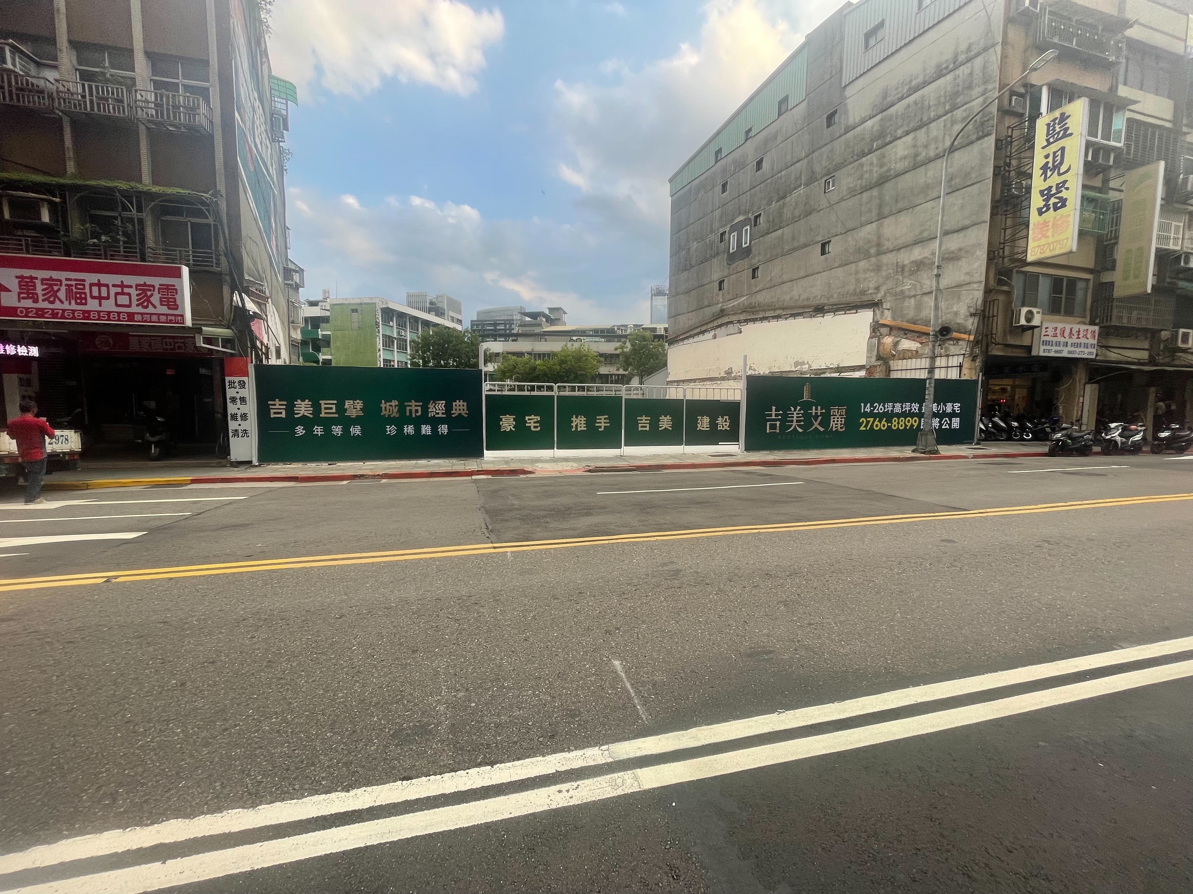 吉美艾麗基地約210坪，正面臨八德路四段，背臨市民大道綠廊，距離捷運松山站600米。