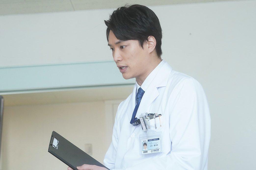 鈴木伸之本季同時接演多部作品，在《X光室的奇蹟》中飾演醫師。（翻攝自鈴木伸之Instagram）
