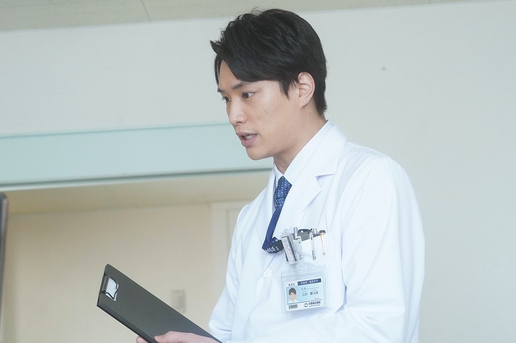 鈴木伸之本季同時接演多部作品，在《X光室的奇蹟》中飾演醫師。（翻攝自鈴木伸之Instagram）