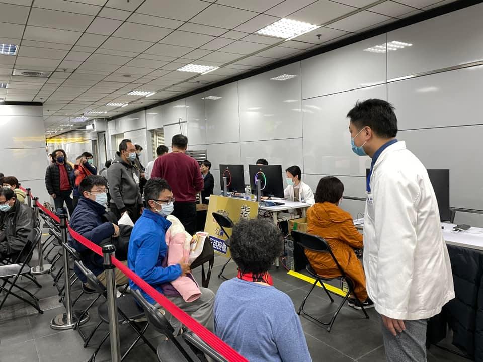 三軍總醫院進駐台北車站為民眾施打疫苗。（翻攝自三軍總醫院臉書）