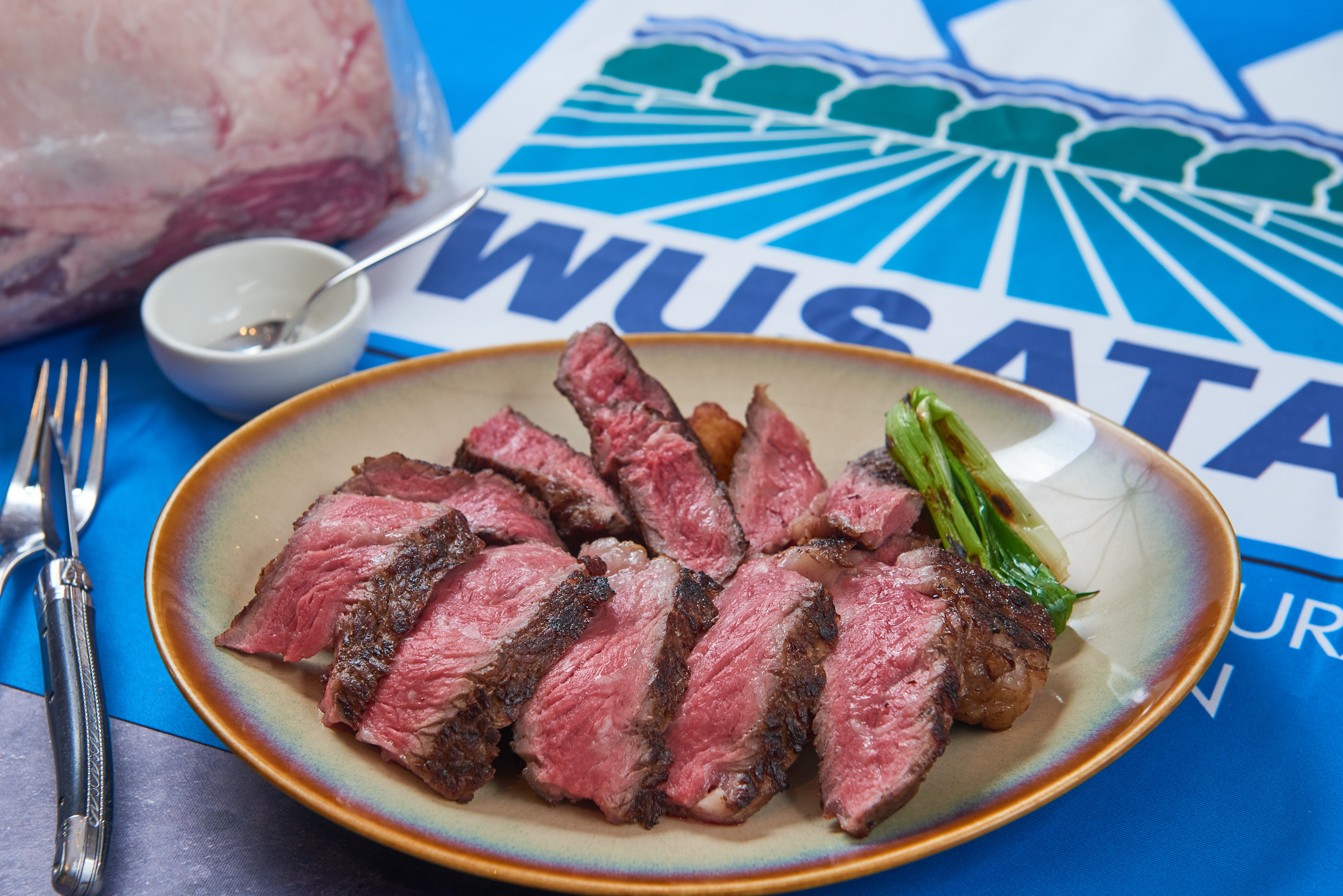 「美國斯內克河肋眼牛排（2人份）」肉汁鮮美，帶奶油氣息。（1,680元／人）