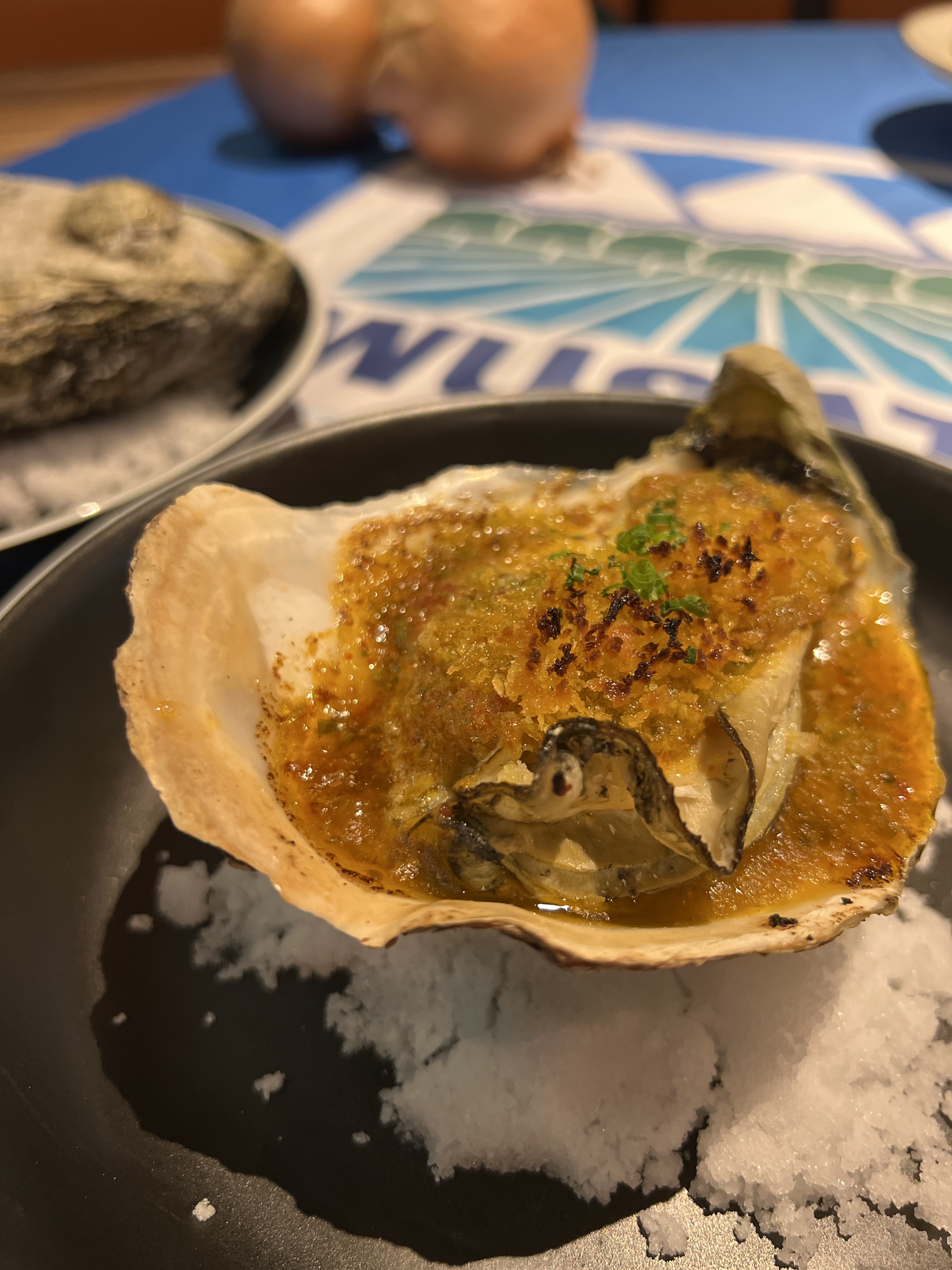 「西雅圖焗烤生蠔」有了特調醬汁，香辣惹味。（380元／份）