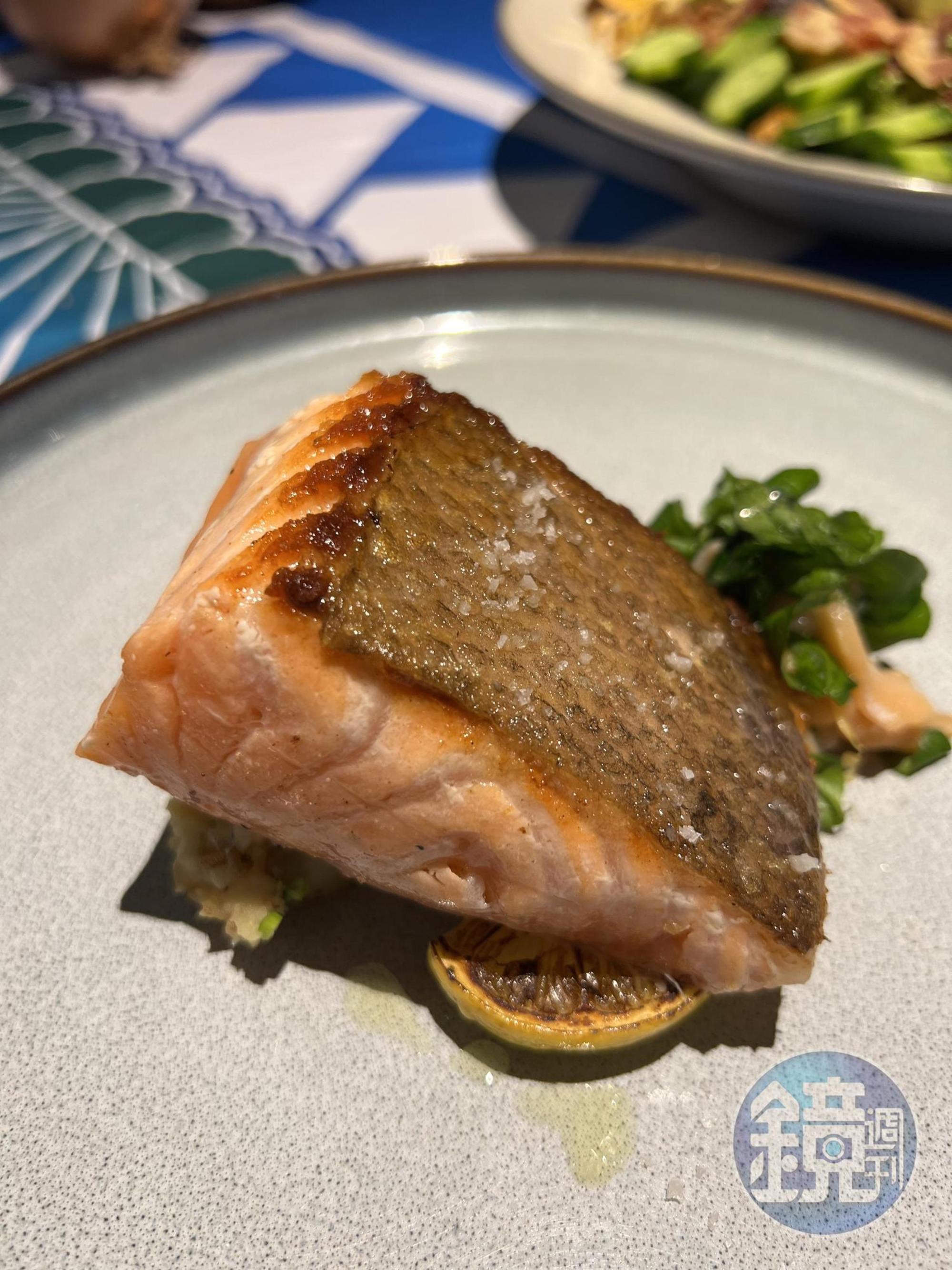 「阿拉斯加油封鮭魚」皮脆肉嫩，再配上煙燻鮭魚，變化出口感層次。（750元／份）