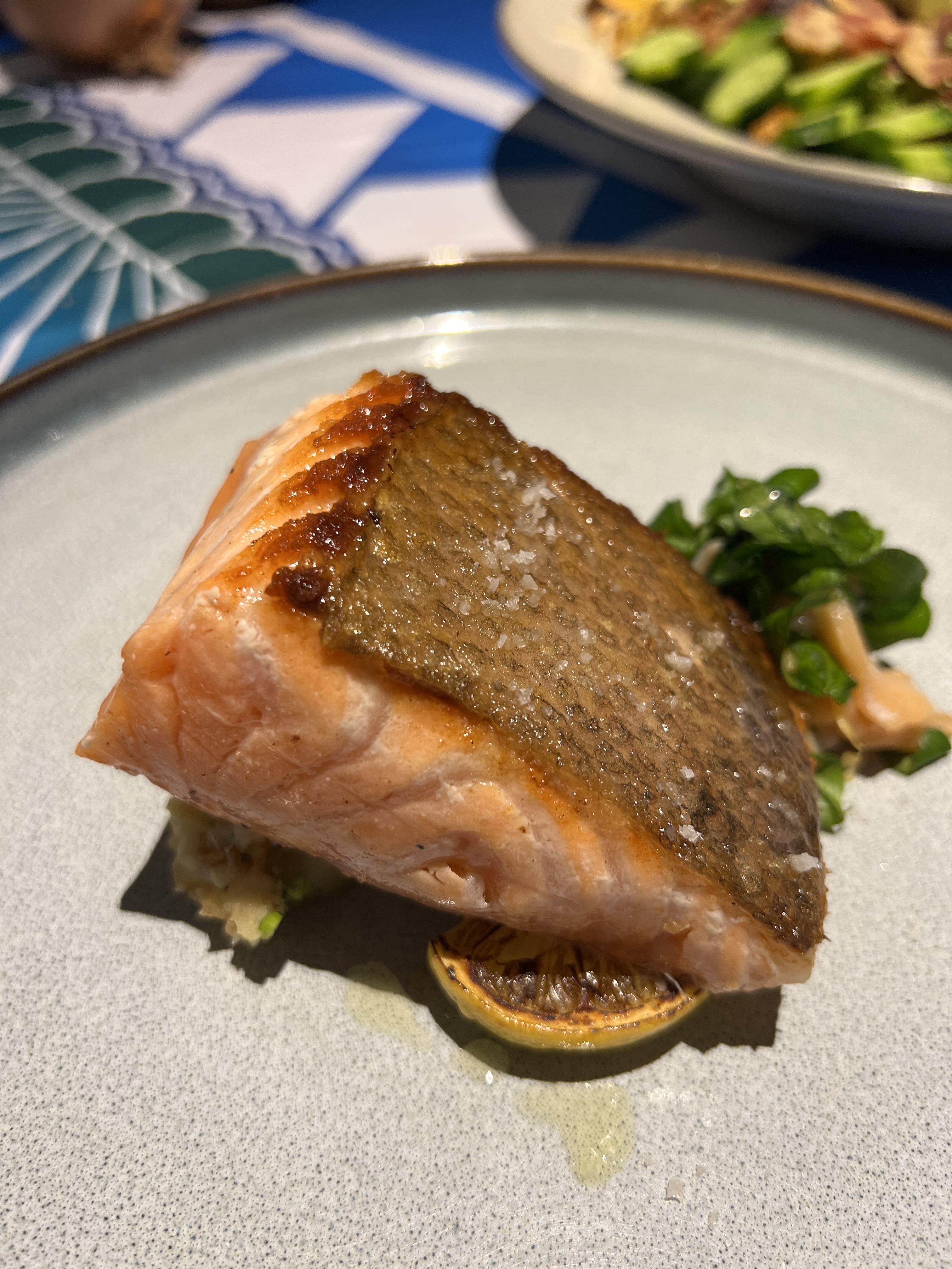 「阿拉斯加油封鮭魚」皮脆肉嫩，再配上煙燻鮭魚，變化出口感層次。（750元／份）