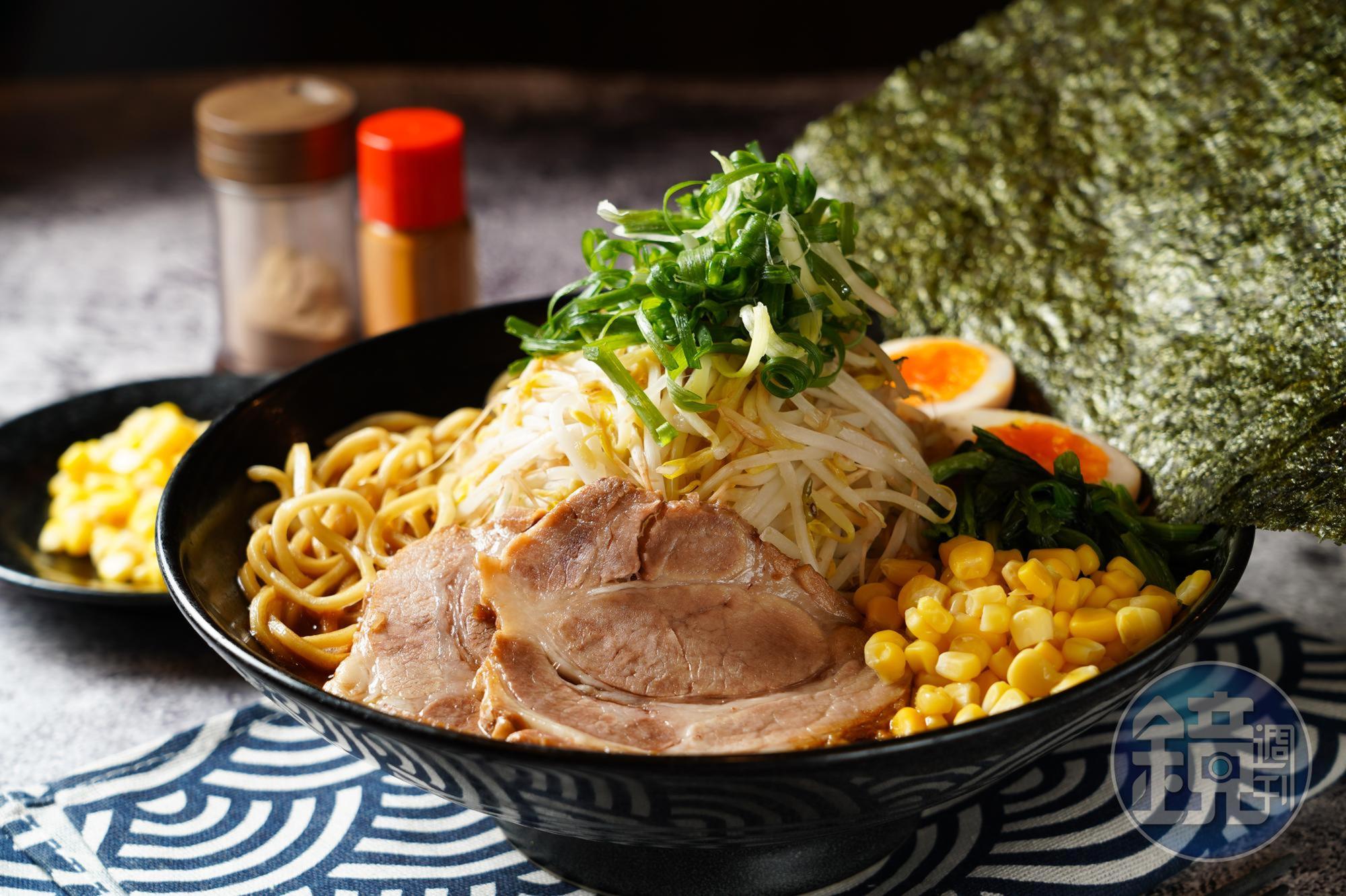 在「特濃屋」可以吃到道地的家系拉麵,圖為「味玉豆芽菜豚骨味噌DX拉麵」,因為有大量豆芽菜,能中和味噌鹹味,嘗來意外地清爽。(310元/碗)