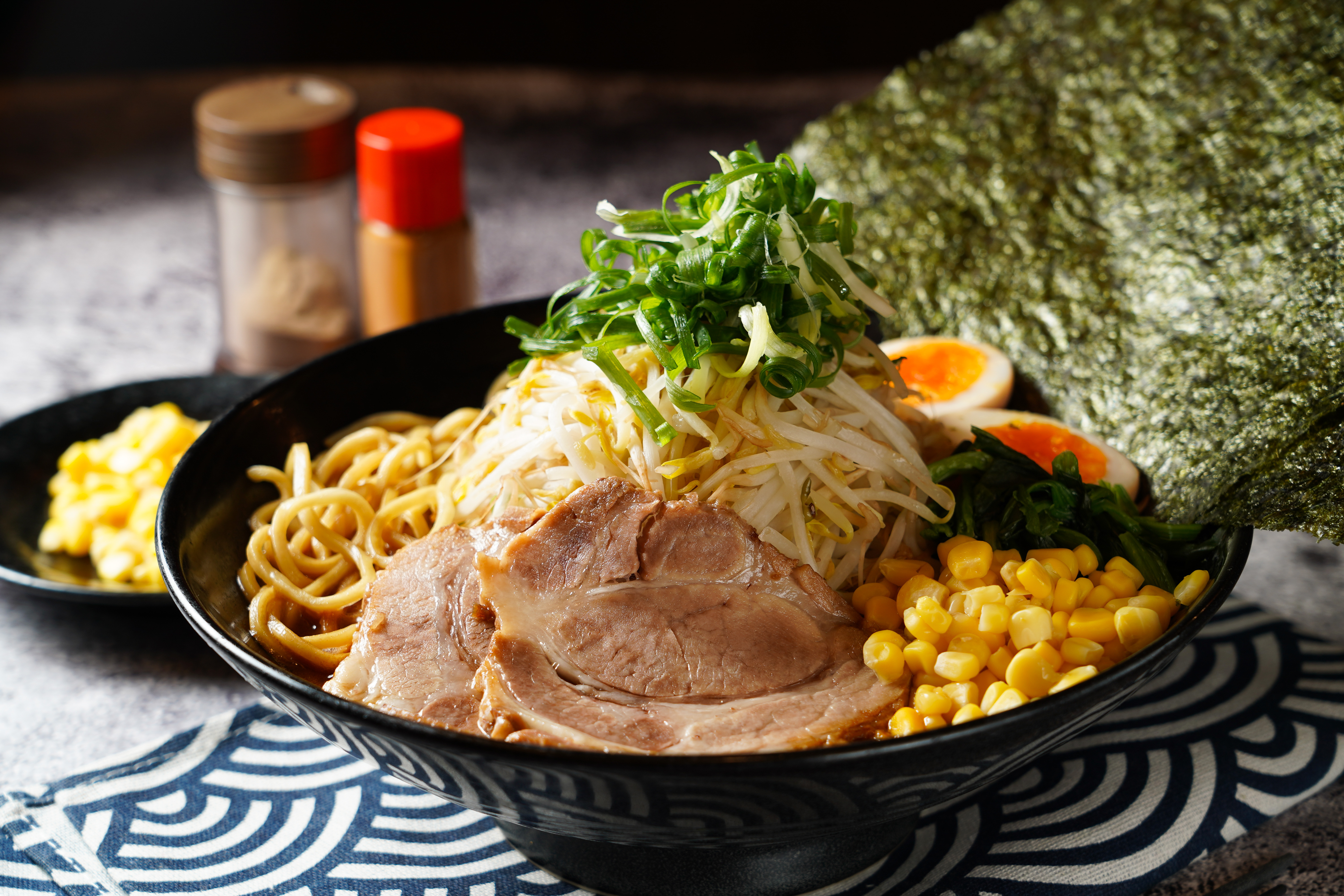 在「特濃屋」可以吃到道地的家系拉麵，圖為「味玉豆芽菜豚骨味噌DX拉麵」，因為有大量豆芽菜，能中和味噌鹹味，嘗來意外地清爽。（310元／碗） 