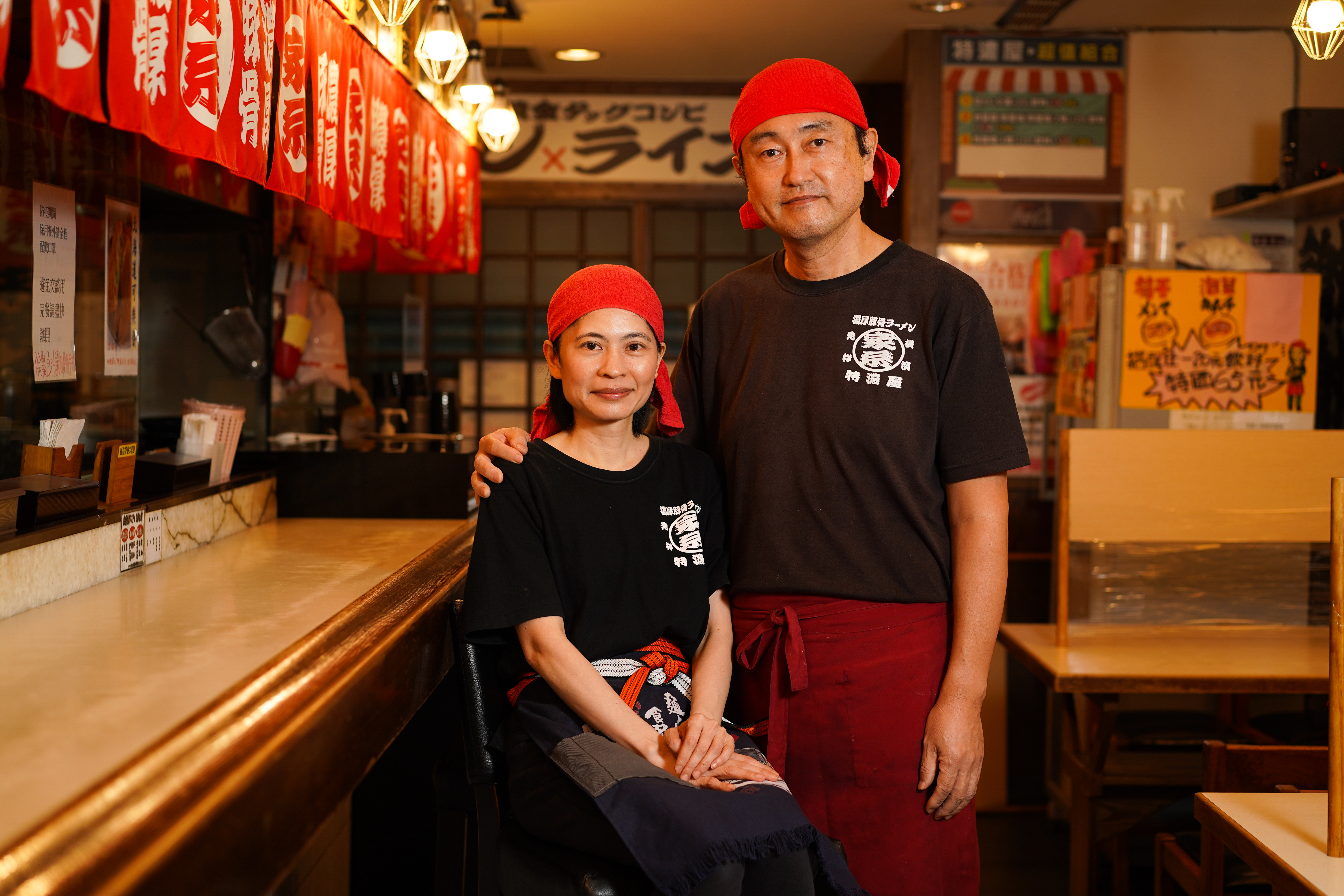 老闆大塚健二（右）為了照顧台灣妻子大塚雅（左）的家人，在神奈 川拉麵名店「濃厚家」學成後，到台灣開店。 