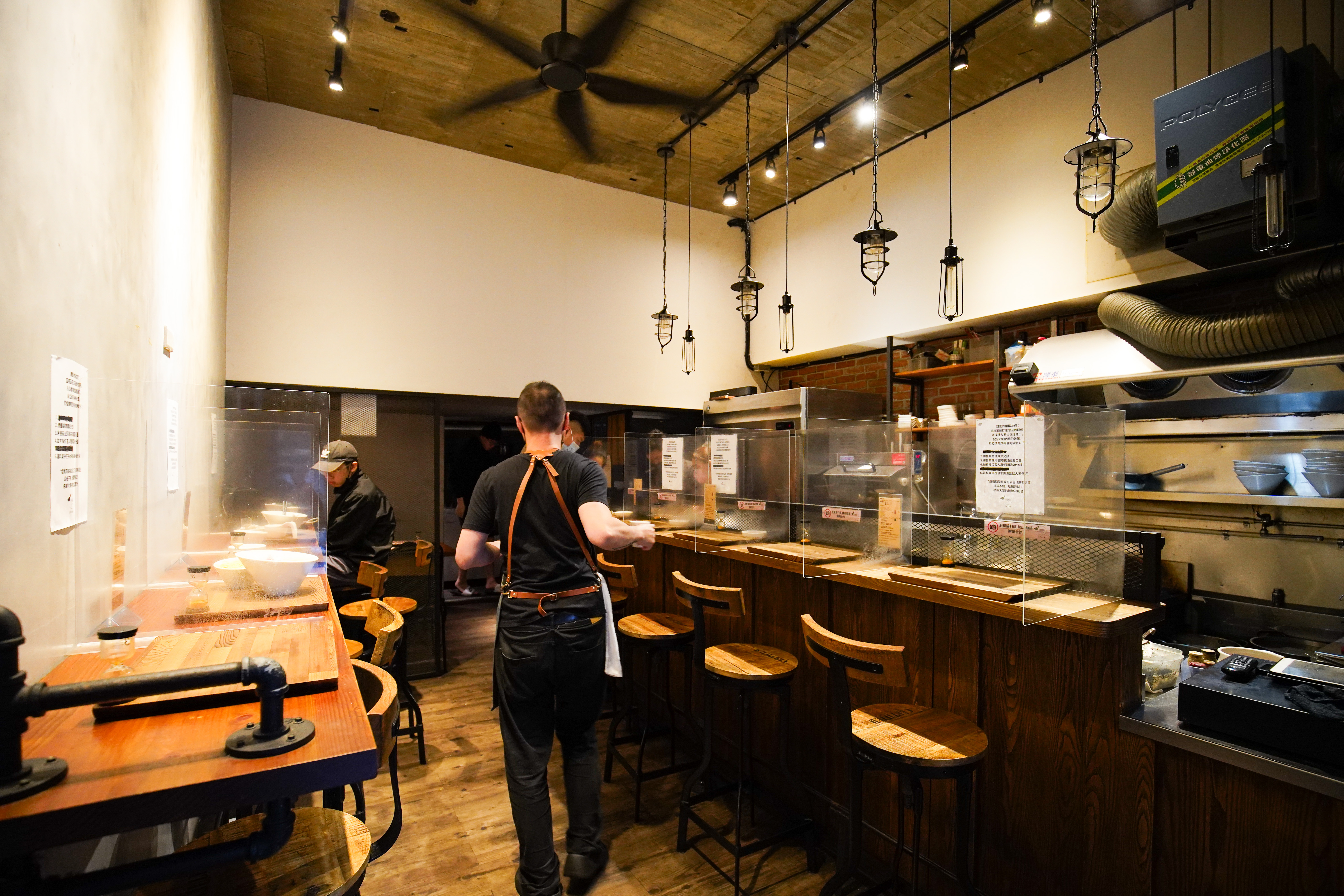 店內裝潢使用大量木頭和金屬,營造出工業風。