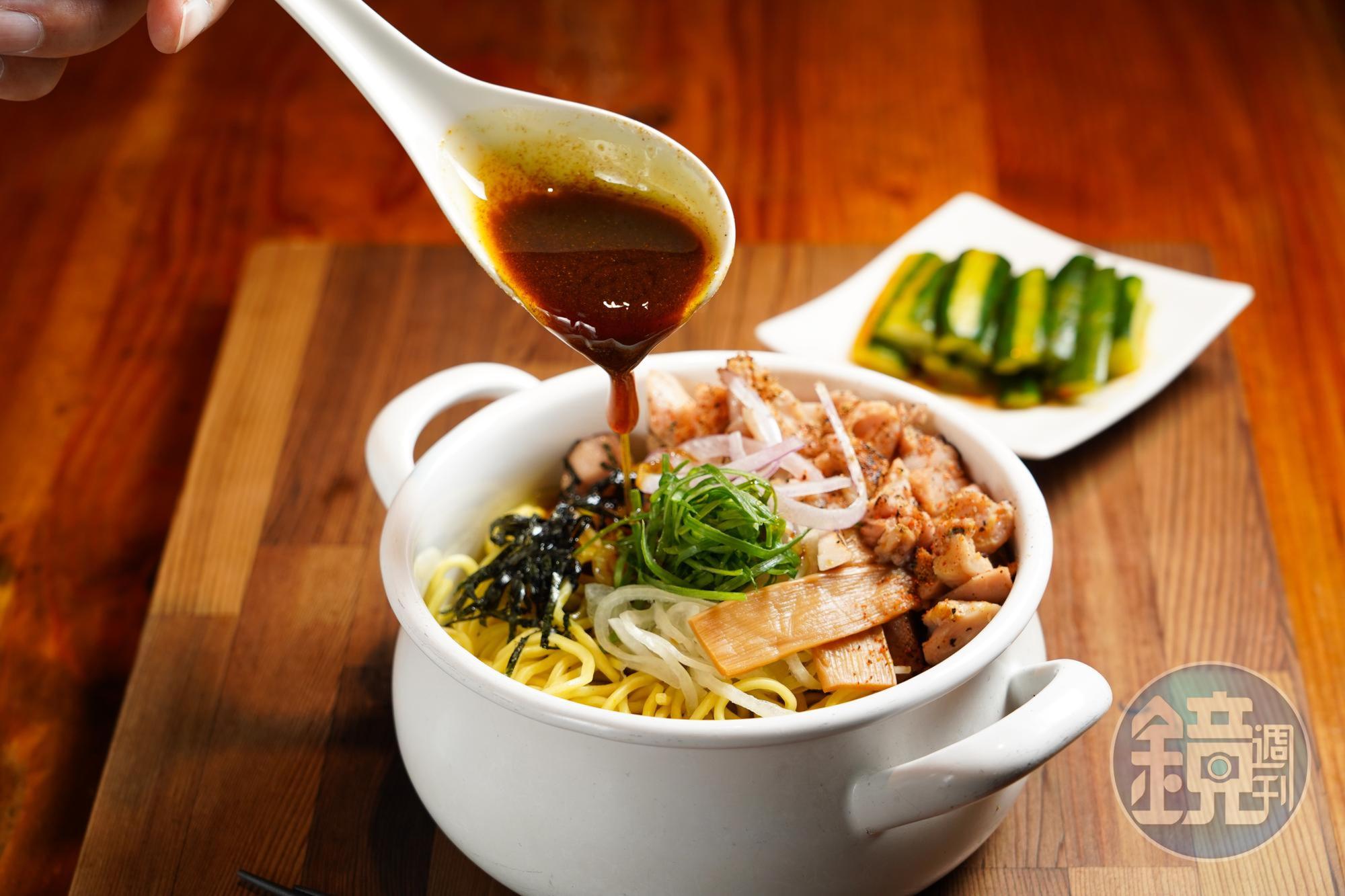 日式咖哩口味的「東京乾拉麵」，調味濃鹹偏油，辛香料味較重。（210元／碗）