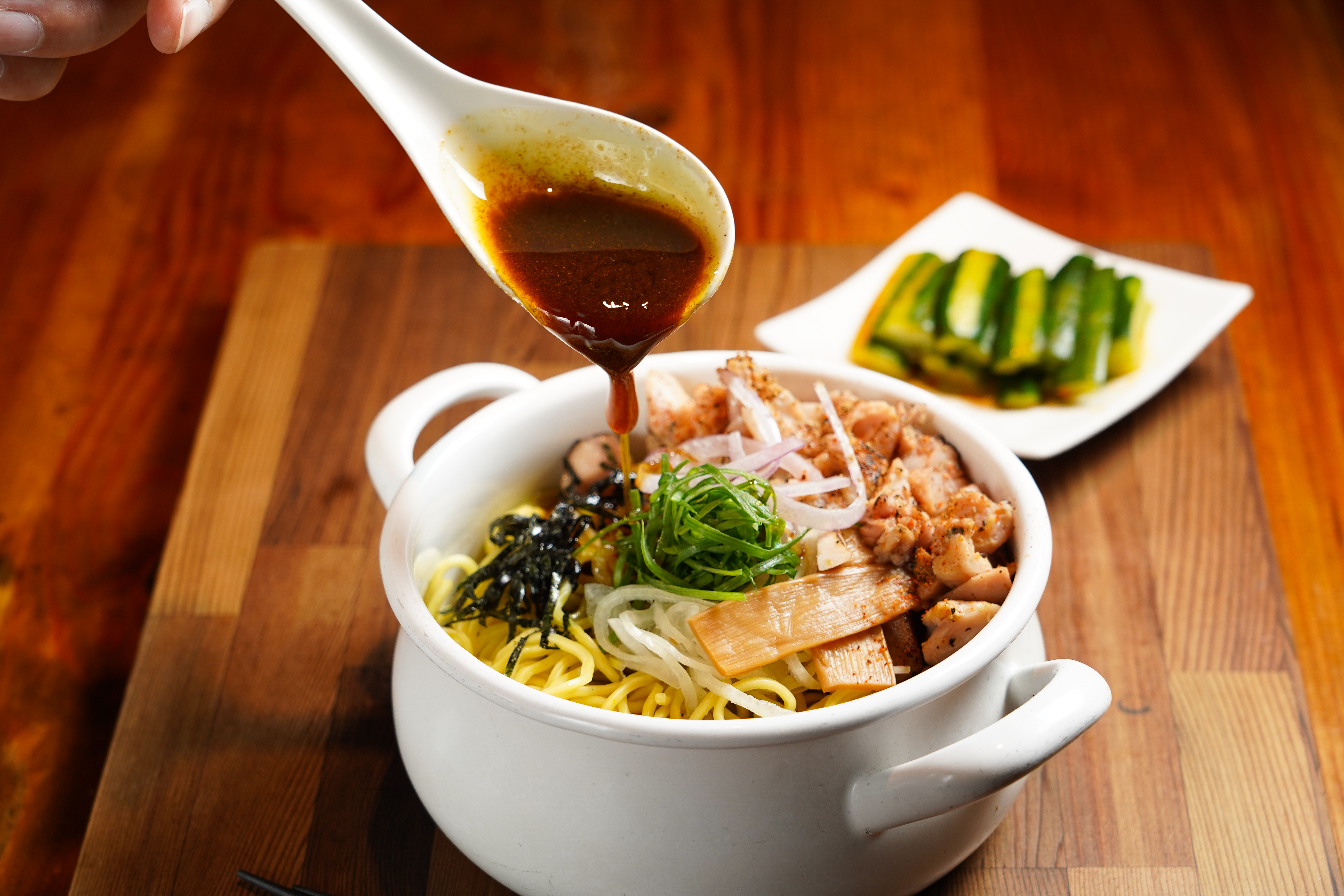 日式咖哩口味的「東京乾拉麵」,調味濃鹹偏油,辛香料味較重。(210元/碗)