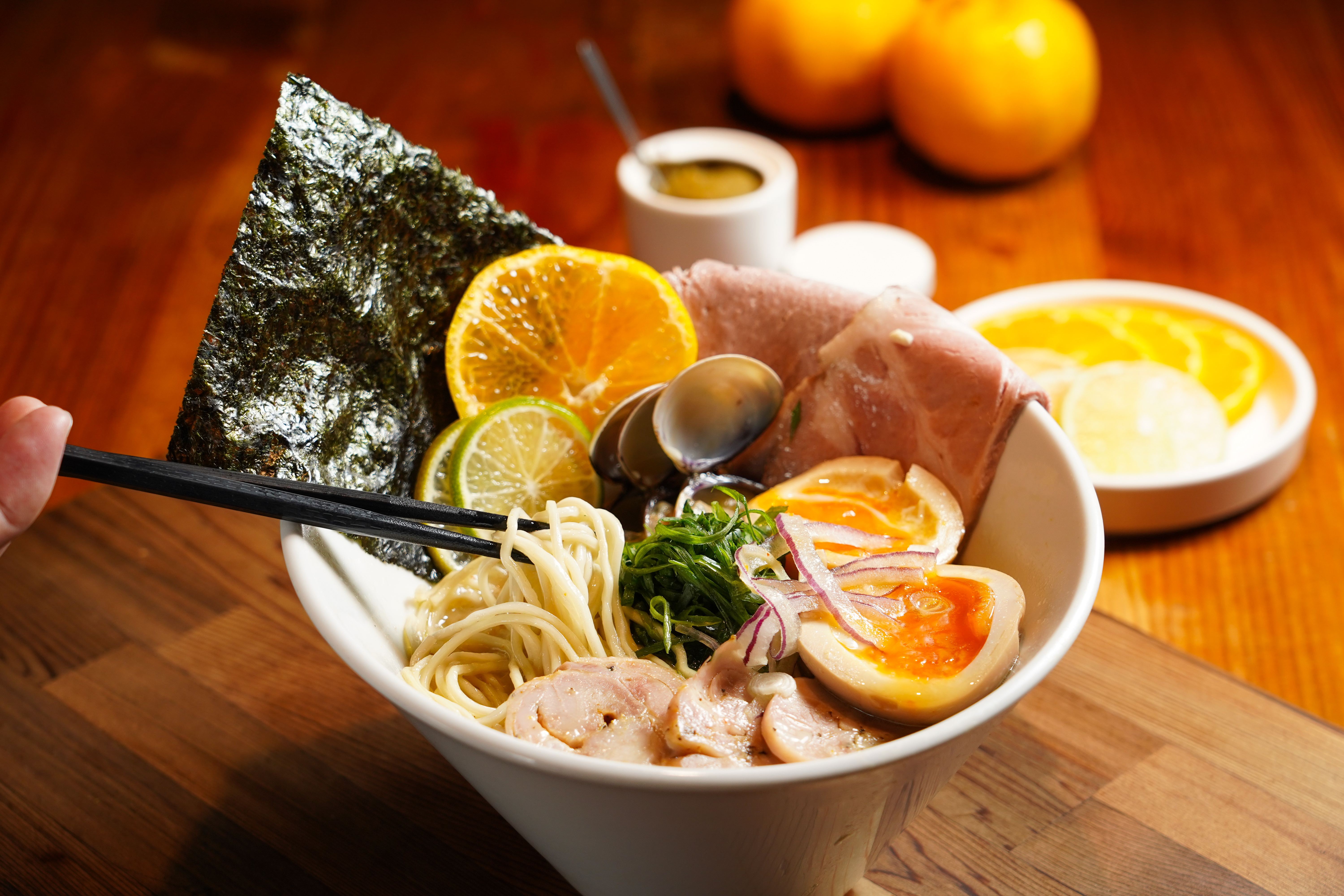 「雞白湯柑橘蛤蜊拉麵」 湯頭有厚度、果味濃郁,還有蛤蜊的鮮味,豬叉燒口感紮實,雞叉燒相當軟嫩。(260元/碗,溏心蛋需加價30元)