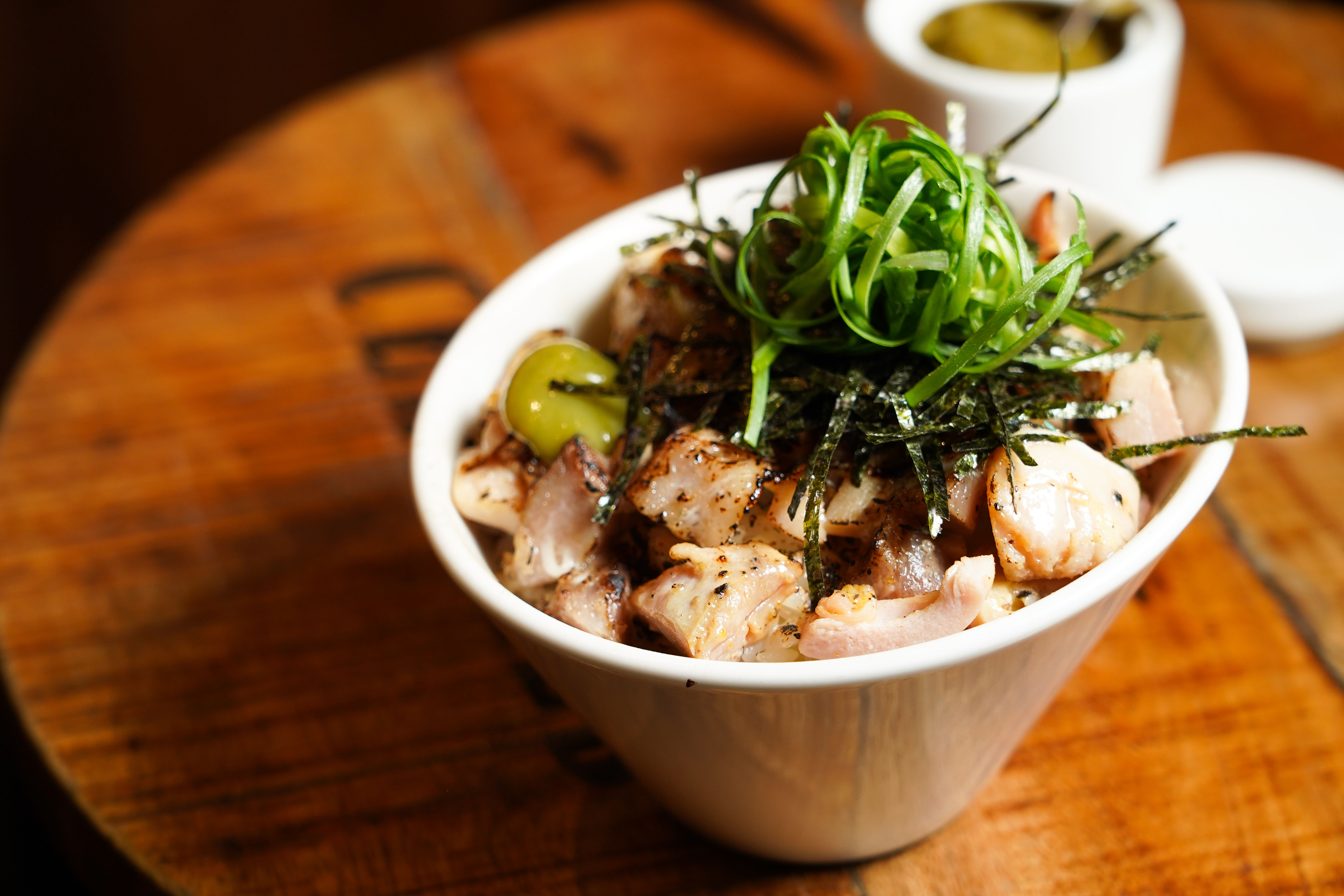 「Mini叉燒飯」加入特製綠味噌,味道頗像辣腐乳,可以變化叉燒肉的風味。(60元/碗)