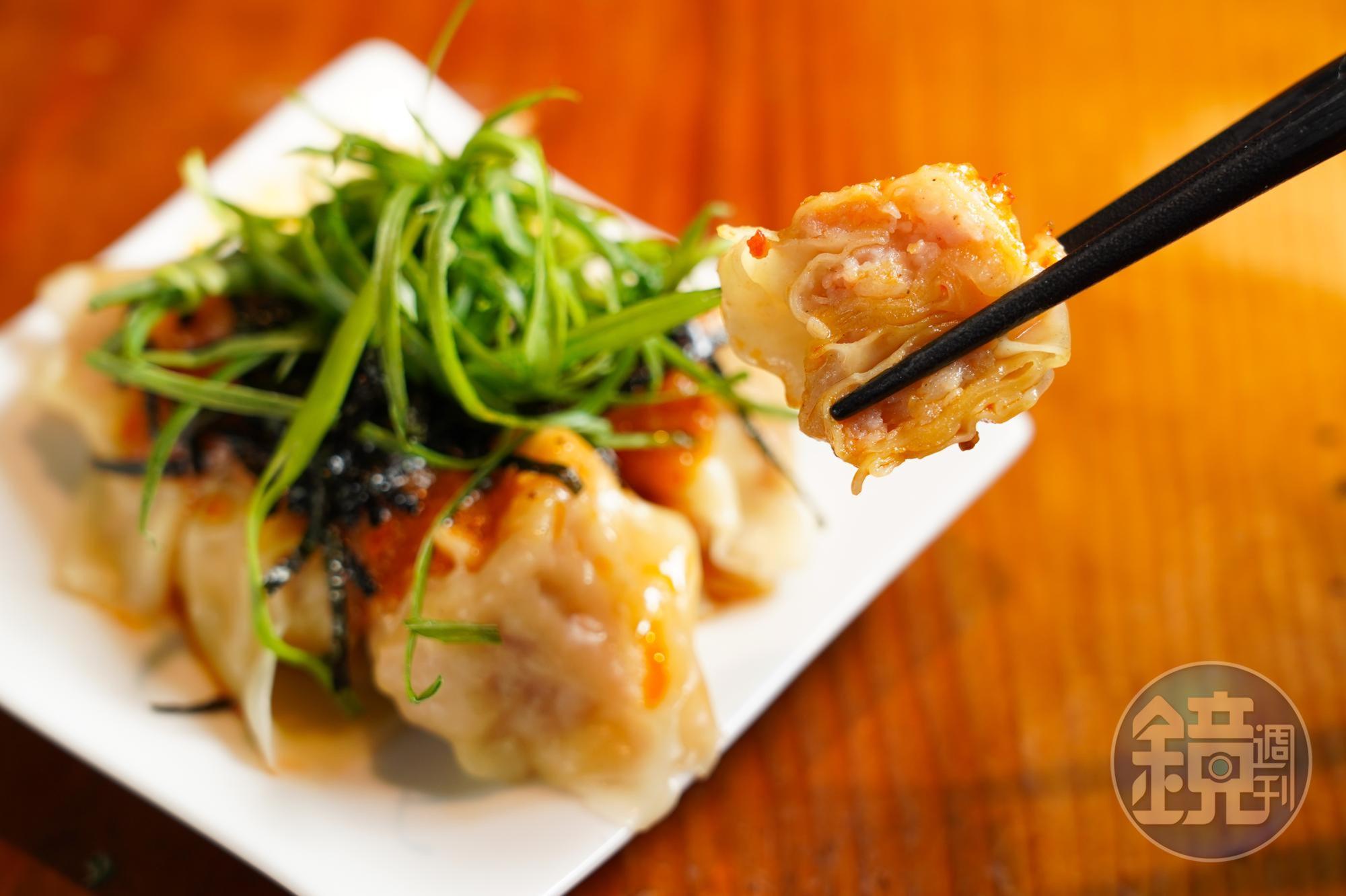 「日式辣味噌餛飩」小巧微辣，搭配拉麵吃，可以轉換味覺。（45元／份）