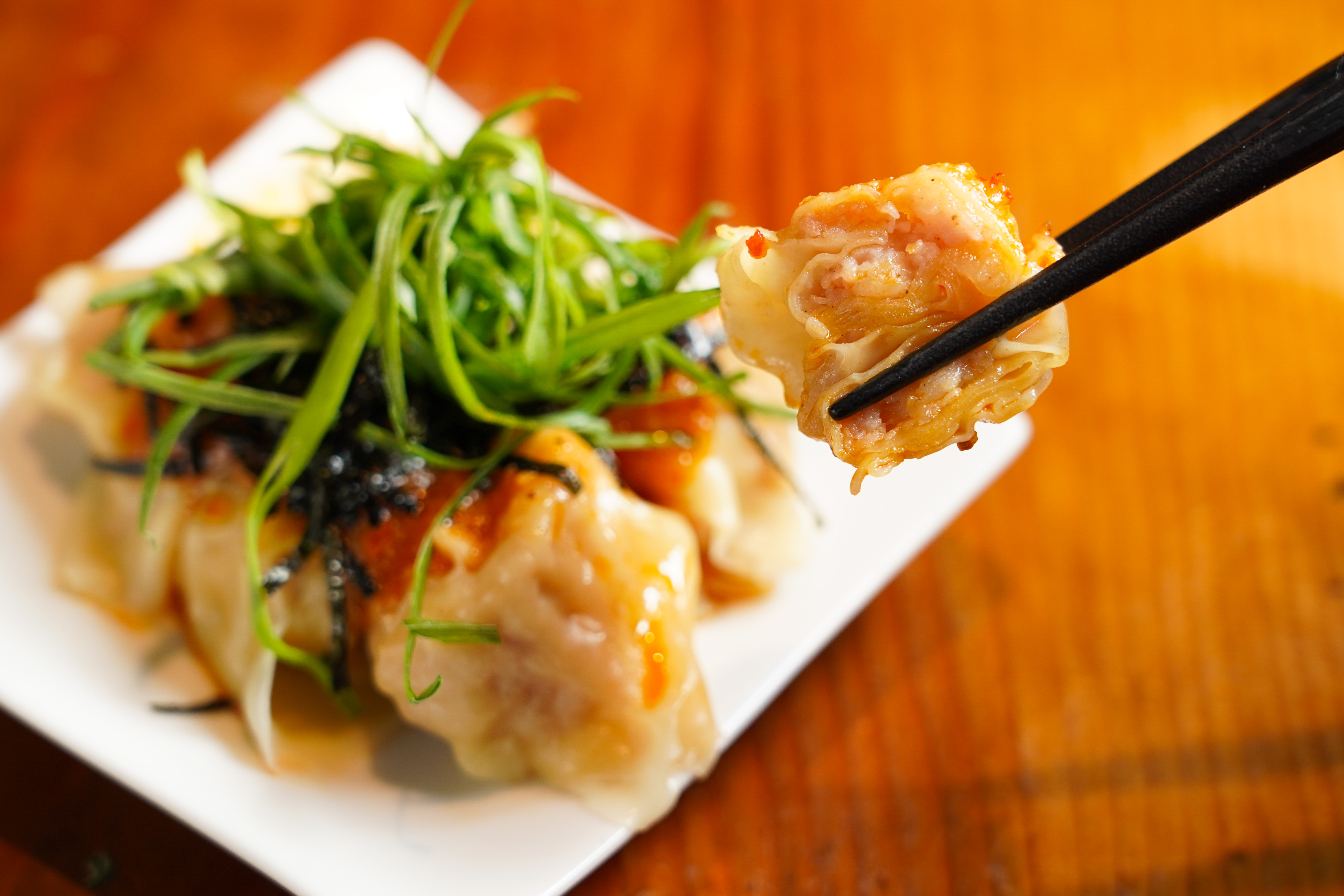 「日式辣味噌餛飩」小巧微辣,搭配拉麵吃,可以轉換味覺。(45元/份)