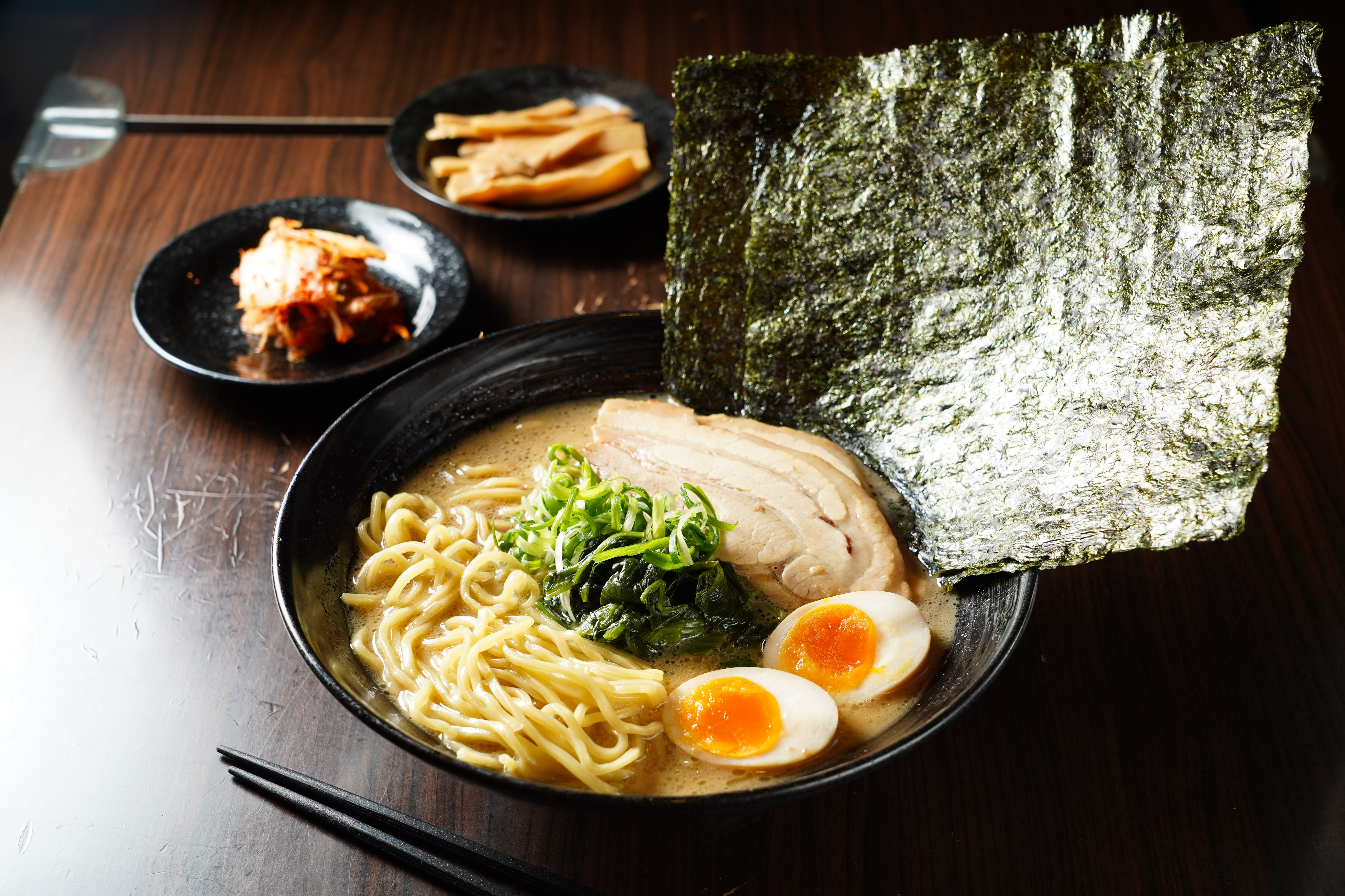 「豚骨醬油 DX 拉麵」湯頭醇厚有奶香，麵條滑 Q有嚼勁，五花肉叉燒嫩口不膩，海苔可以 撕成小片泡進湯裡增添鹹香味。（270元／碗）