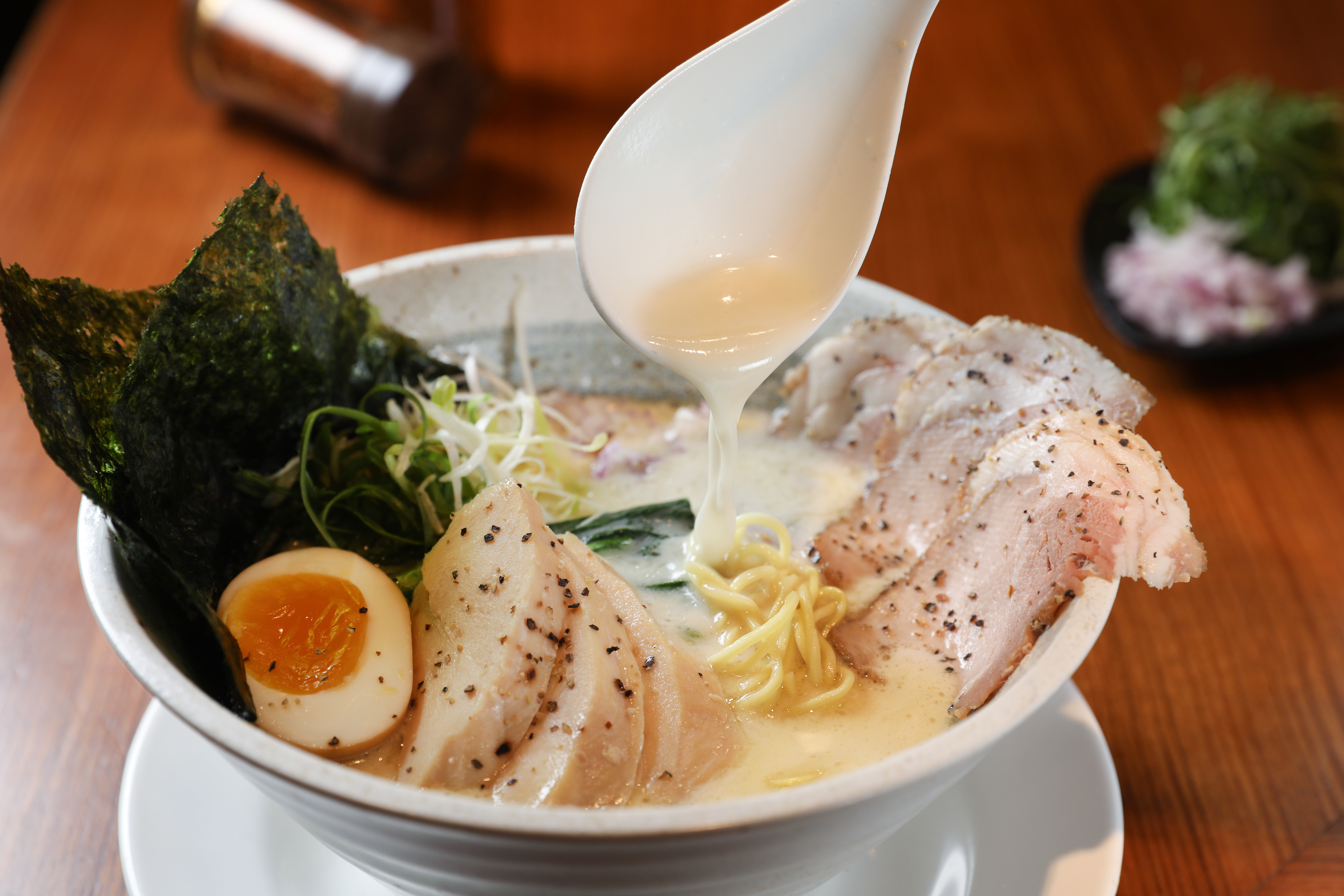 「隱家拉麵」湯頭風格多元，可以吃到少見的鯛魚湯拉麵。