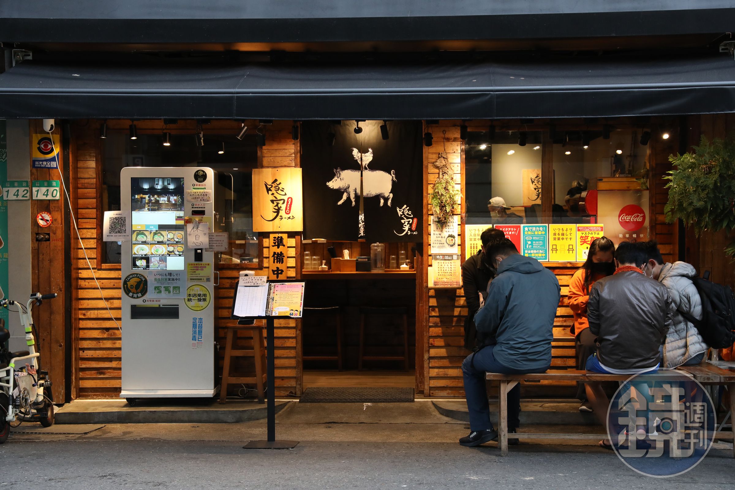 「隱家拉麵」芝山店以大量原木與黑色調，營造濃濃日本味。