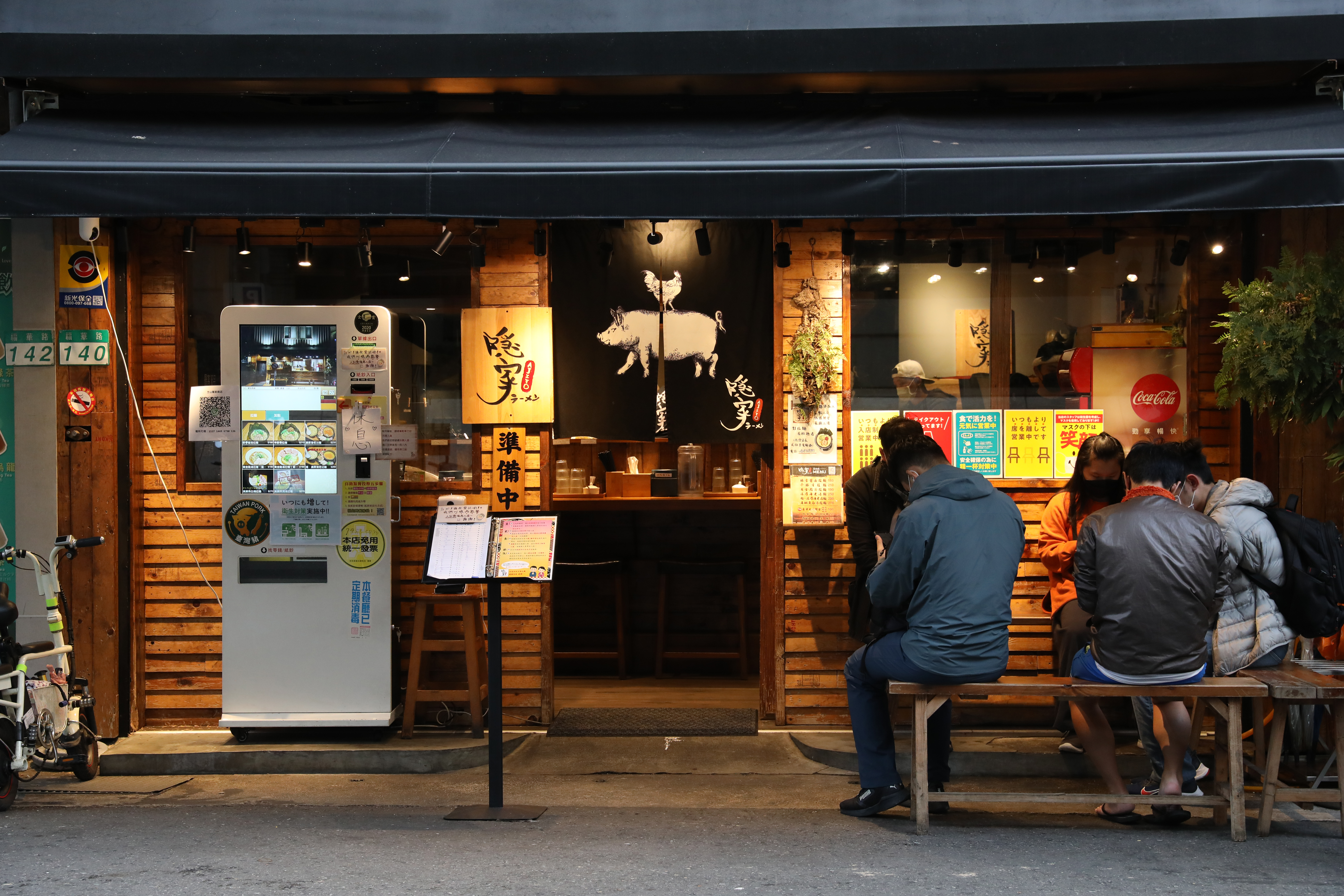 「隱家拉麵」芝山店以大量原木與黑色調，營造濃濃日本味。