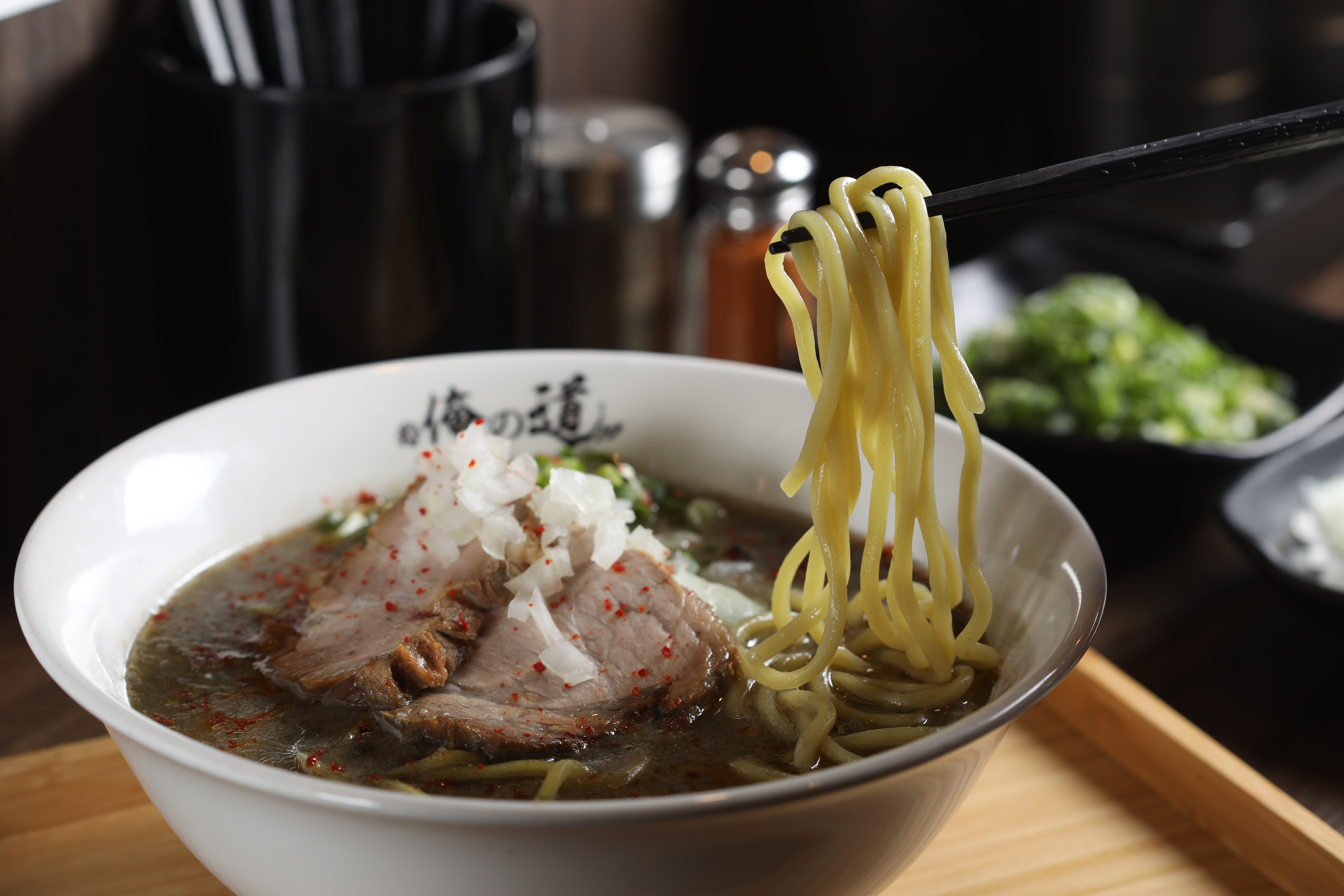 「山嵐拉麵」的湯頭會加入豬背脂，讓口味更濃厚，因此受到不少拉麵控的喜愛。近期開了第6間台灣分店「山嵐俺の道拉麵」。