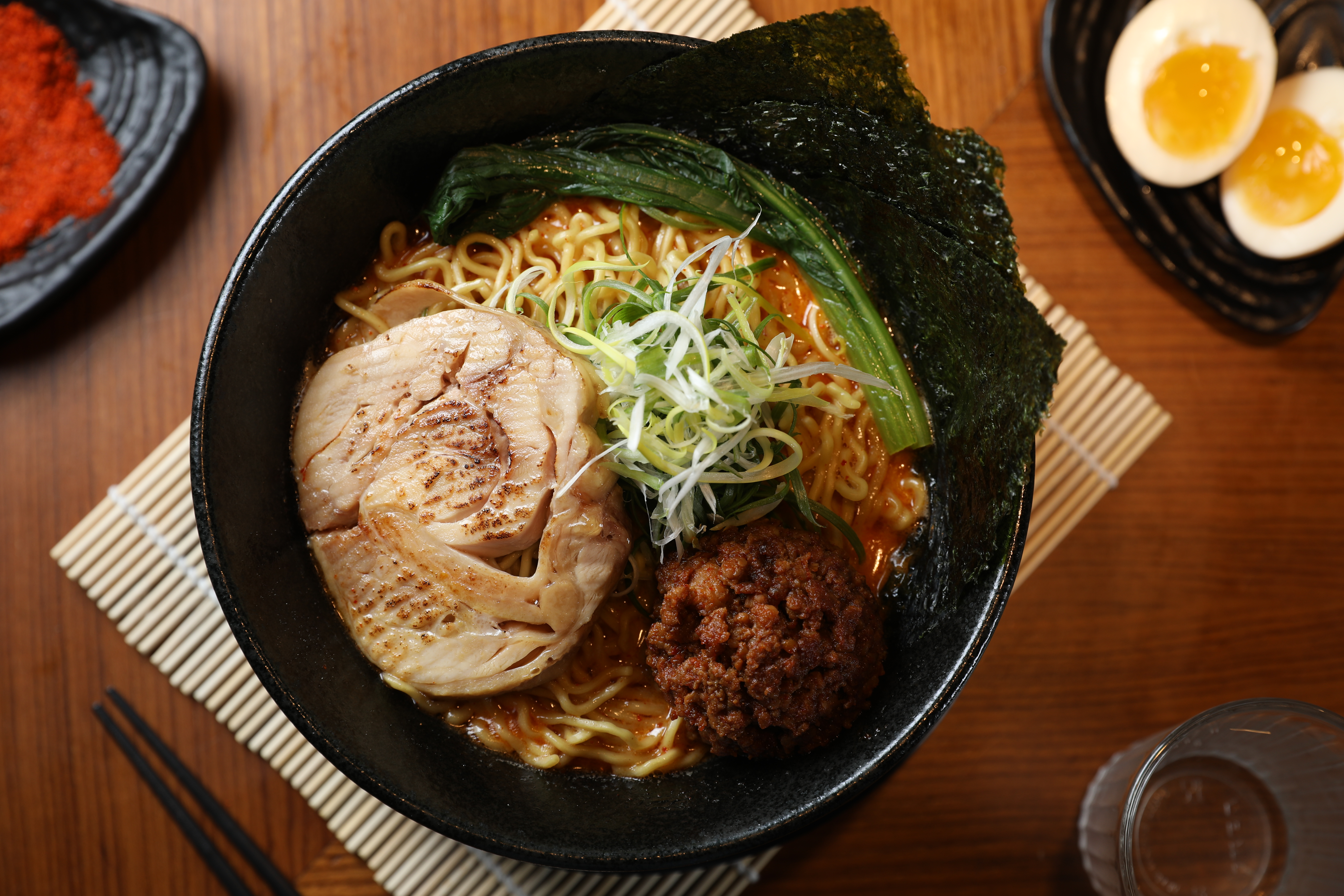 點中辣以上的「辛豚骨拉麵」會加特製辣粉，有直球對決的衝嗆感，辣中帶甜的肉燥，散發迷人豬肉香。（210元／碗） 