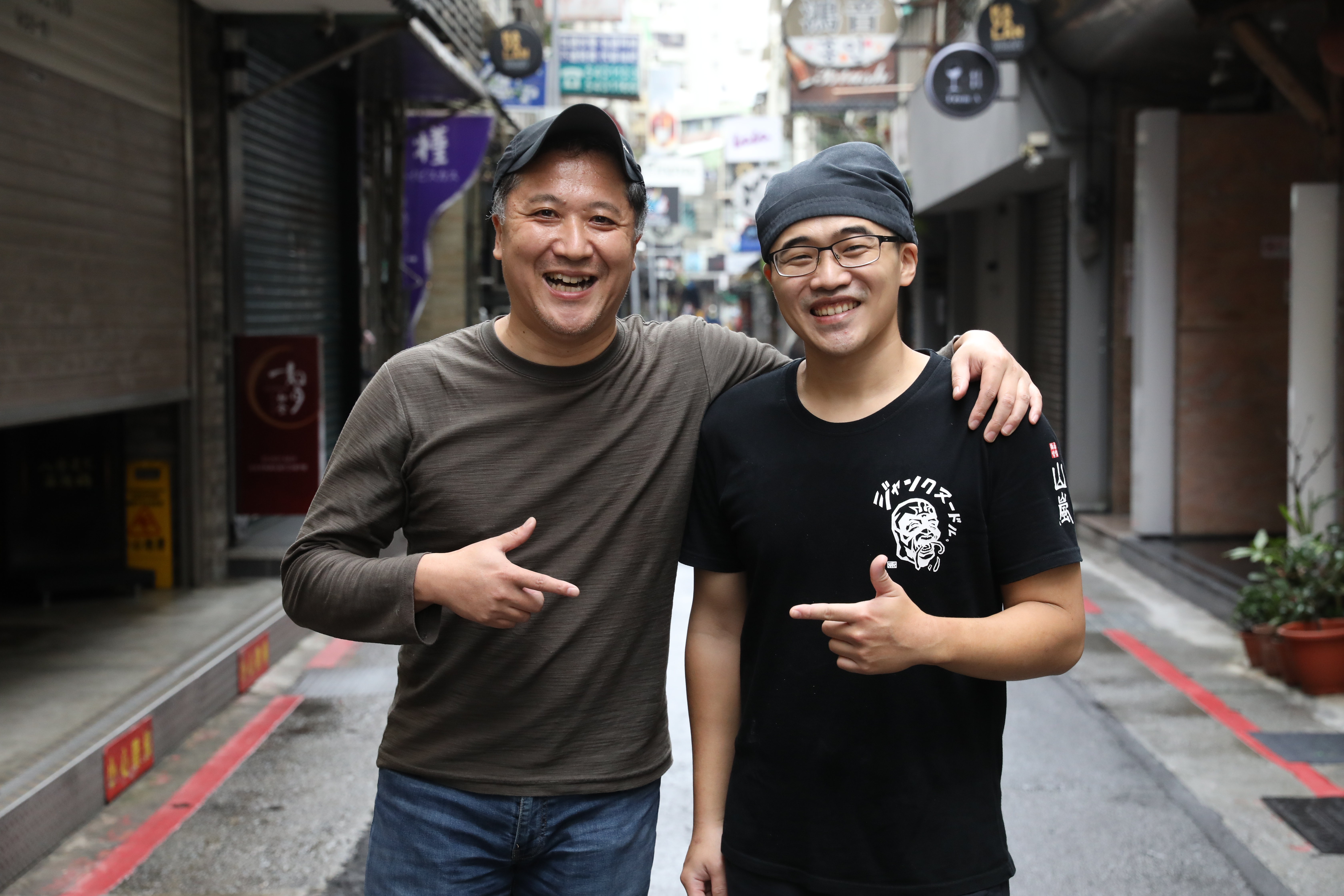 山嵐拉麵台灣負責人島村祐行（左）讓員工陳韋儒（右）在台北總店歷練1年後，擔任新開店的店長。