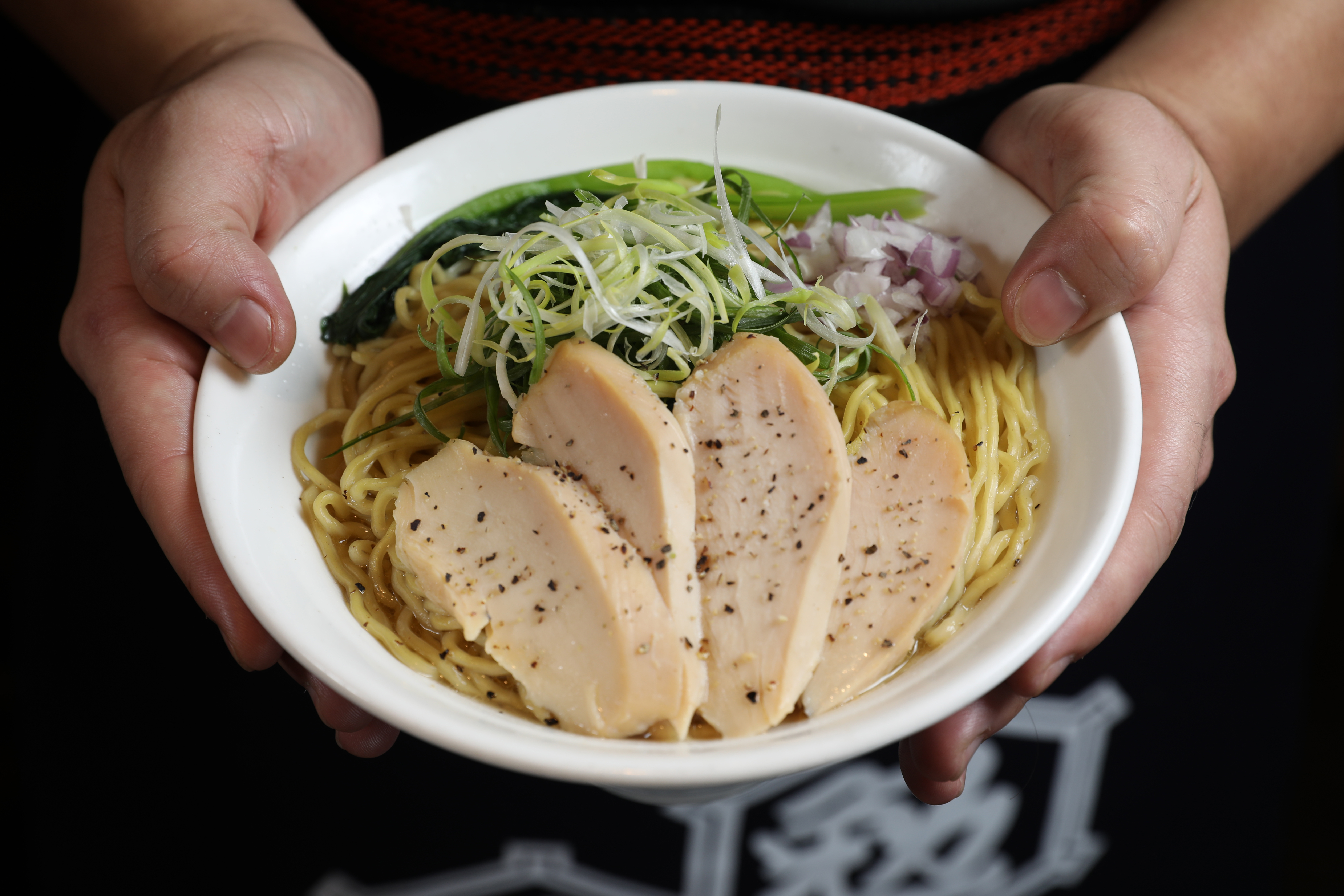 「黃金雞湯拉麵」湯頭用溫體雞肉和大量雞腳熬成，清澈甘醇不油膩，搭配素淨的雞叉燒，風味很雅緻。（190元／碗） 
