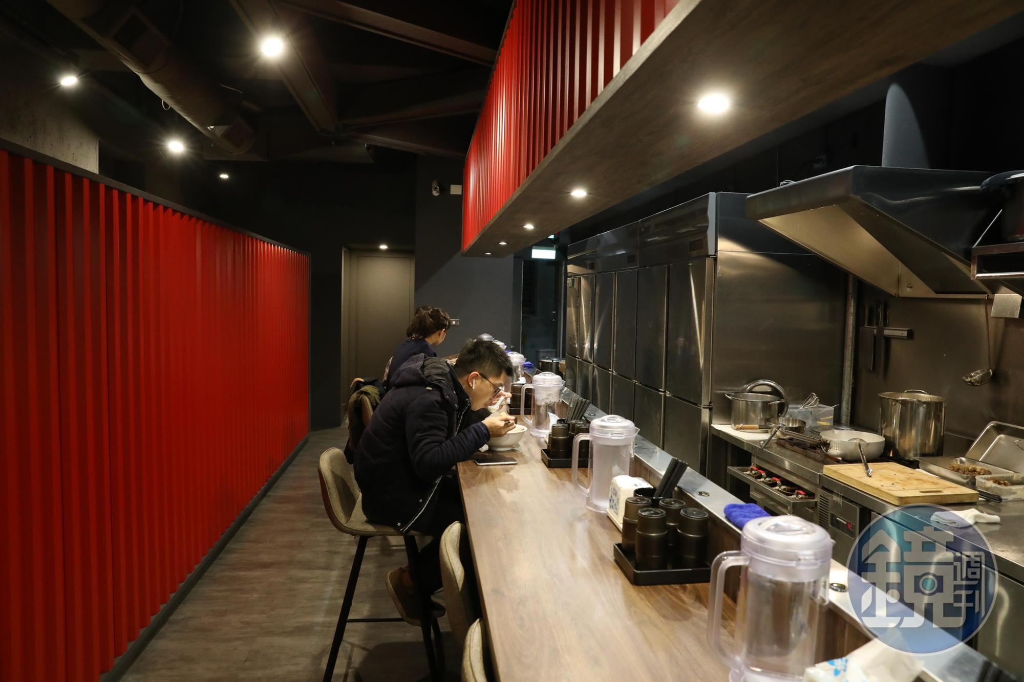 店內裝潢簡約明亮，沒有限制用餐時間，能讓客人輕鬆吃麵。