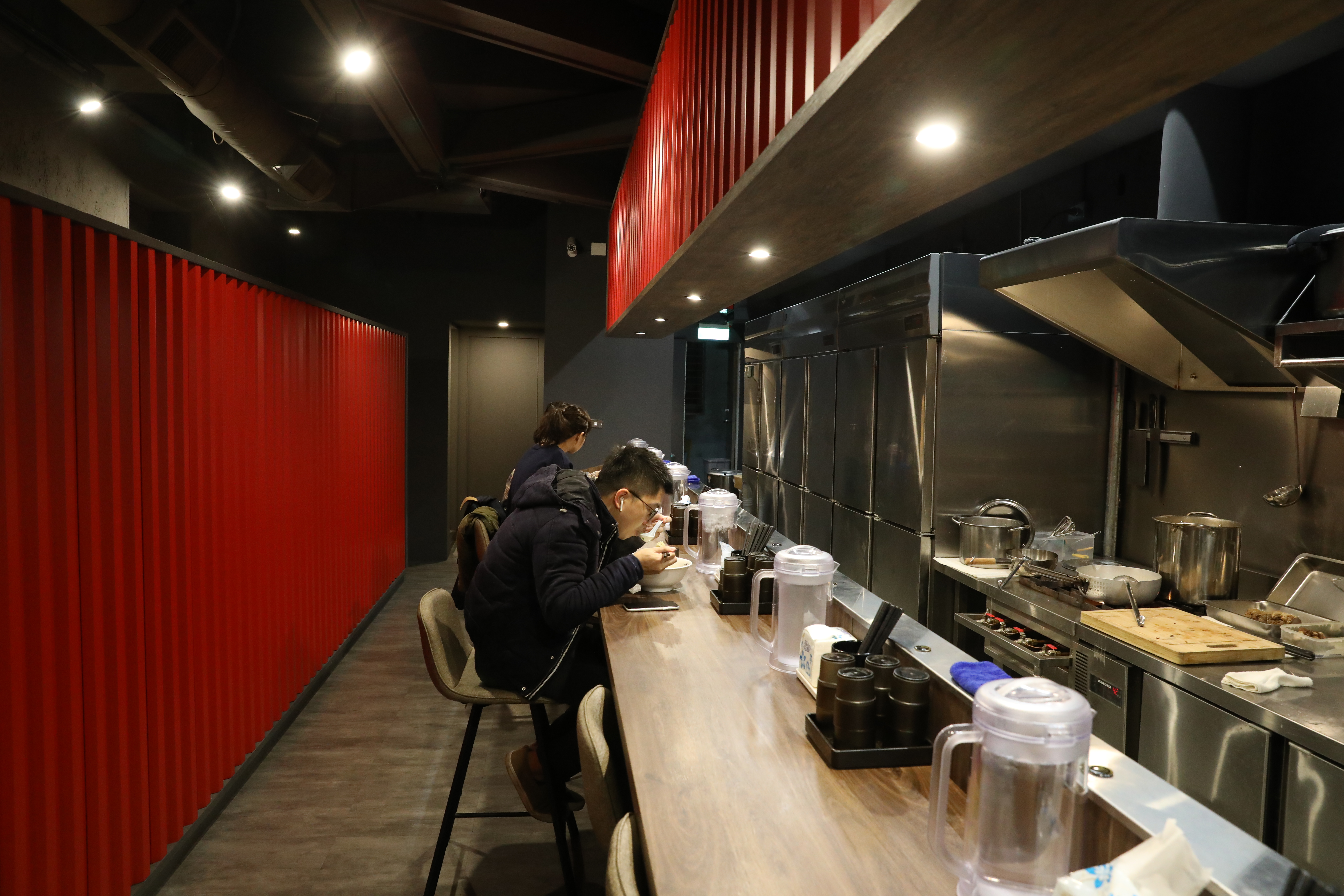 店內裝潢簡約明亮，沒有限制用餐時間，能讓客人輕鬆吃麵。