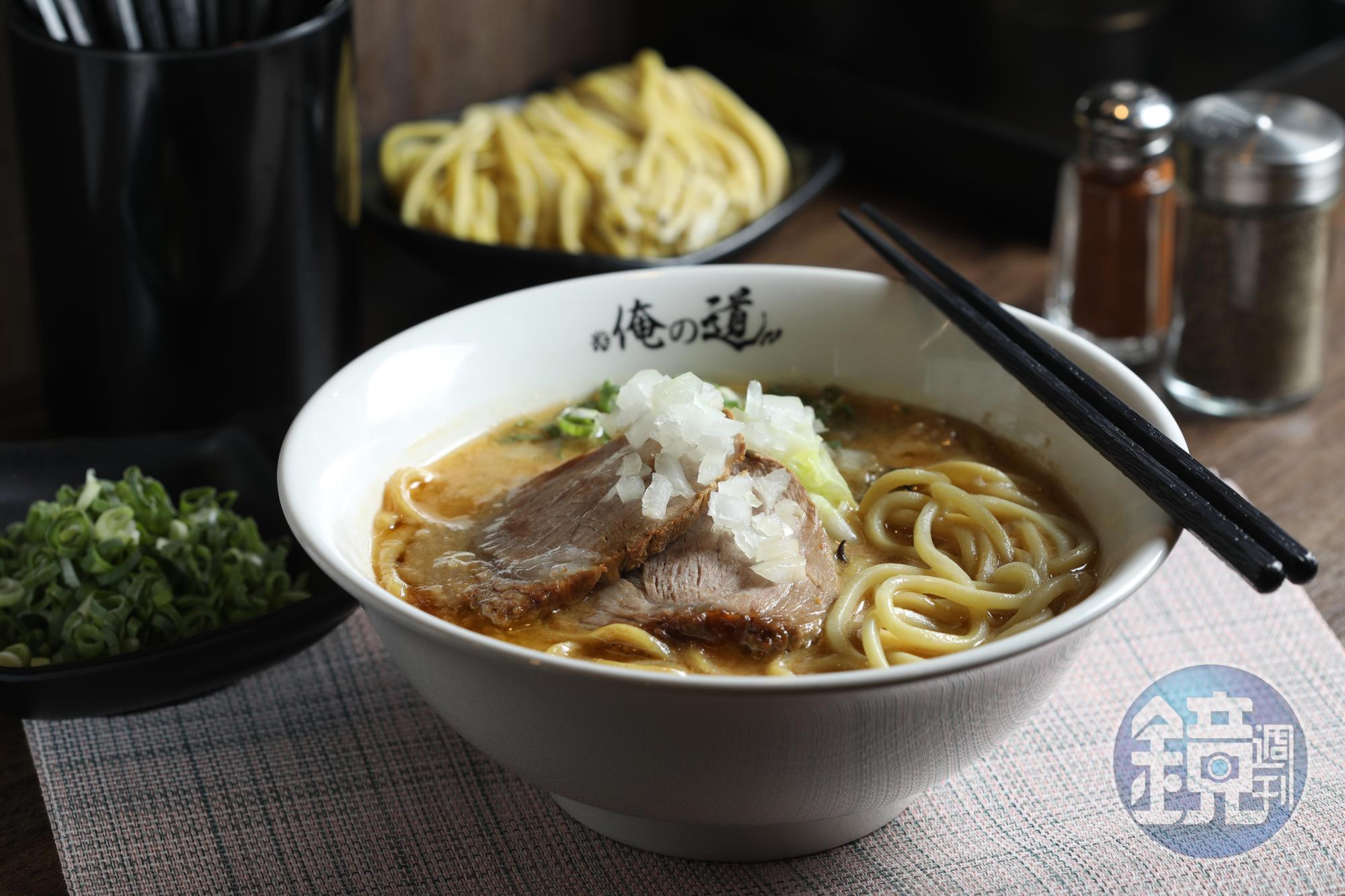 接近北海道原始口味的「濃厚味噌拉麵」，做得較重鹹，湯頭入喉有豆子發酵的香氣，尾韻帶點辛辣。（330元／碗）