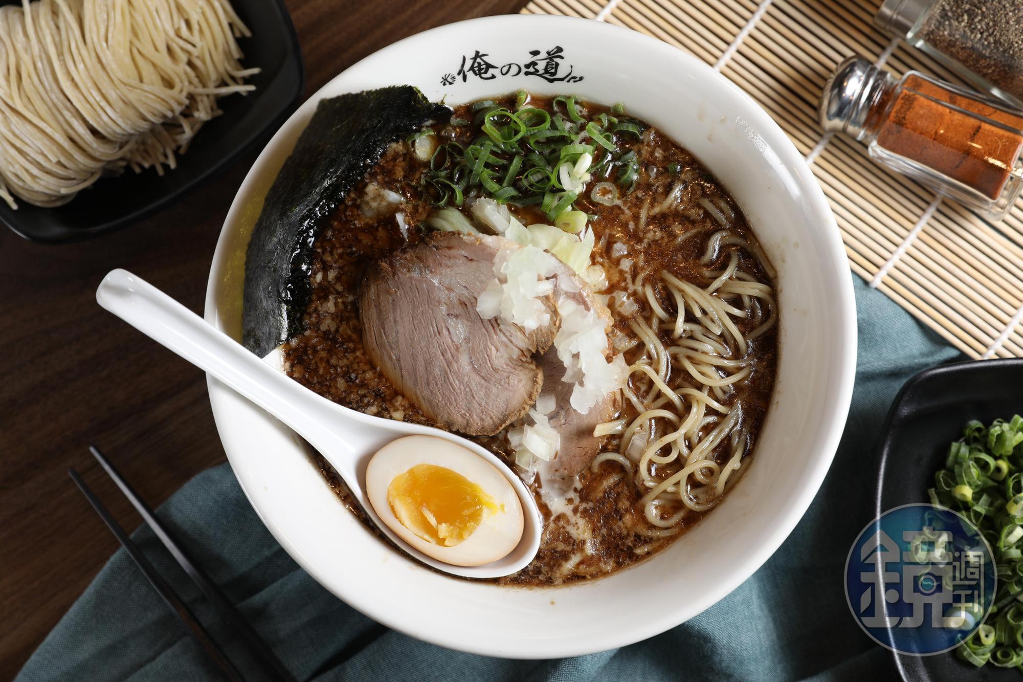 「豚骨魚介拉麵」有鰹魚炙烤過的燻香味，湯頭油脂豐富。（260 元／碗，溏心蛋需加價30元）