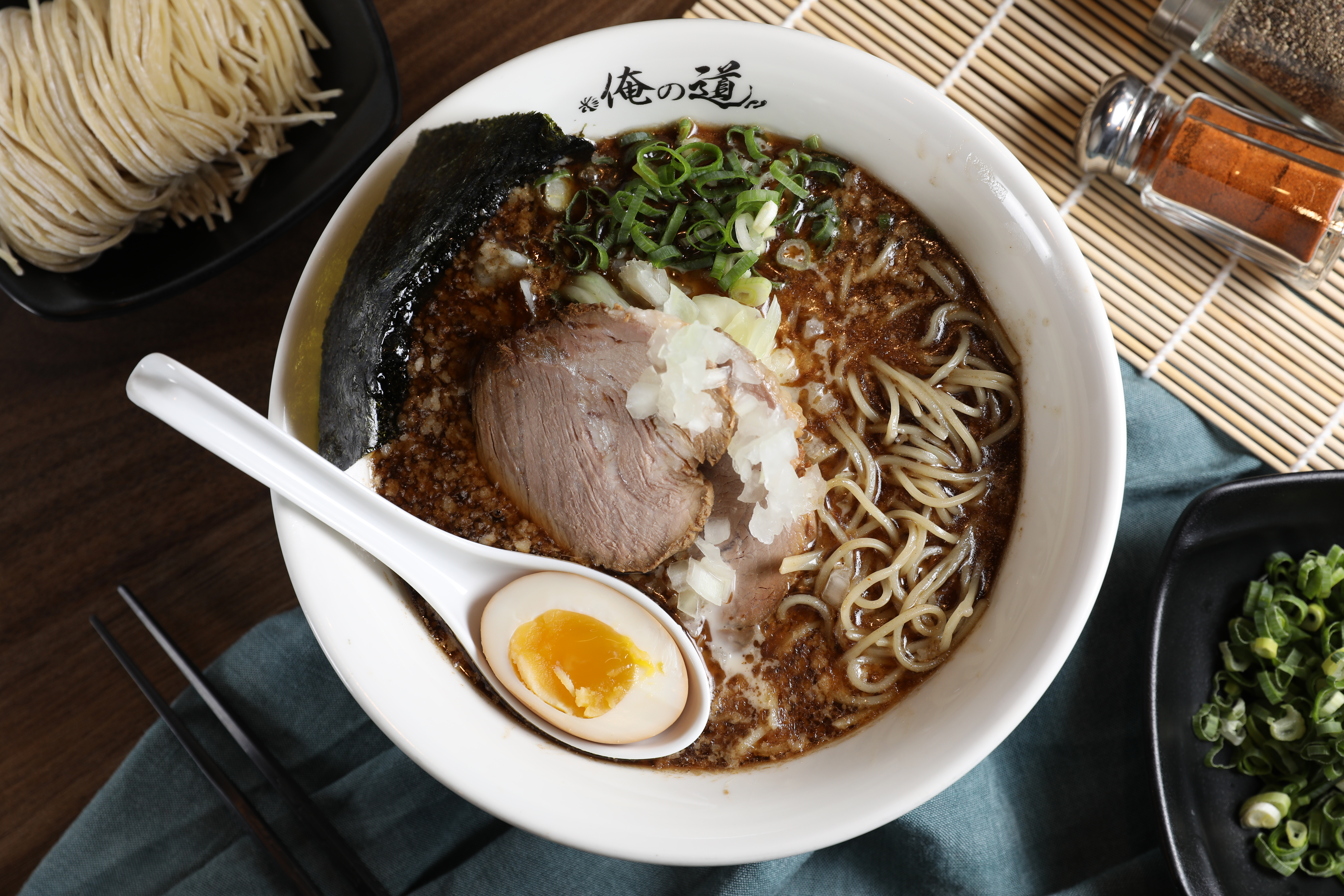 「豚骨魚介拉麵」有鰹魚炙烤過的燻香味，湯頭油脂豐富。（260 元／碗，溏心蛋需加價30元）