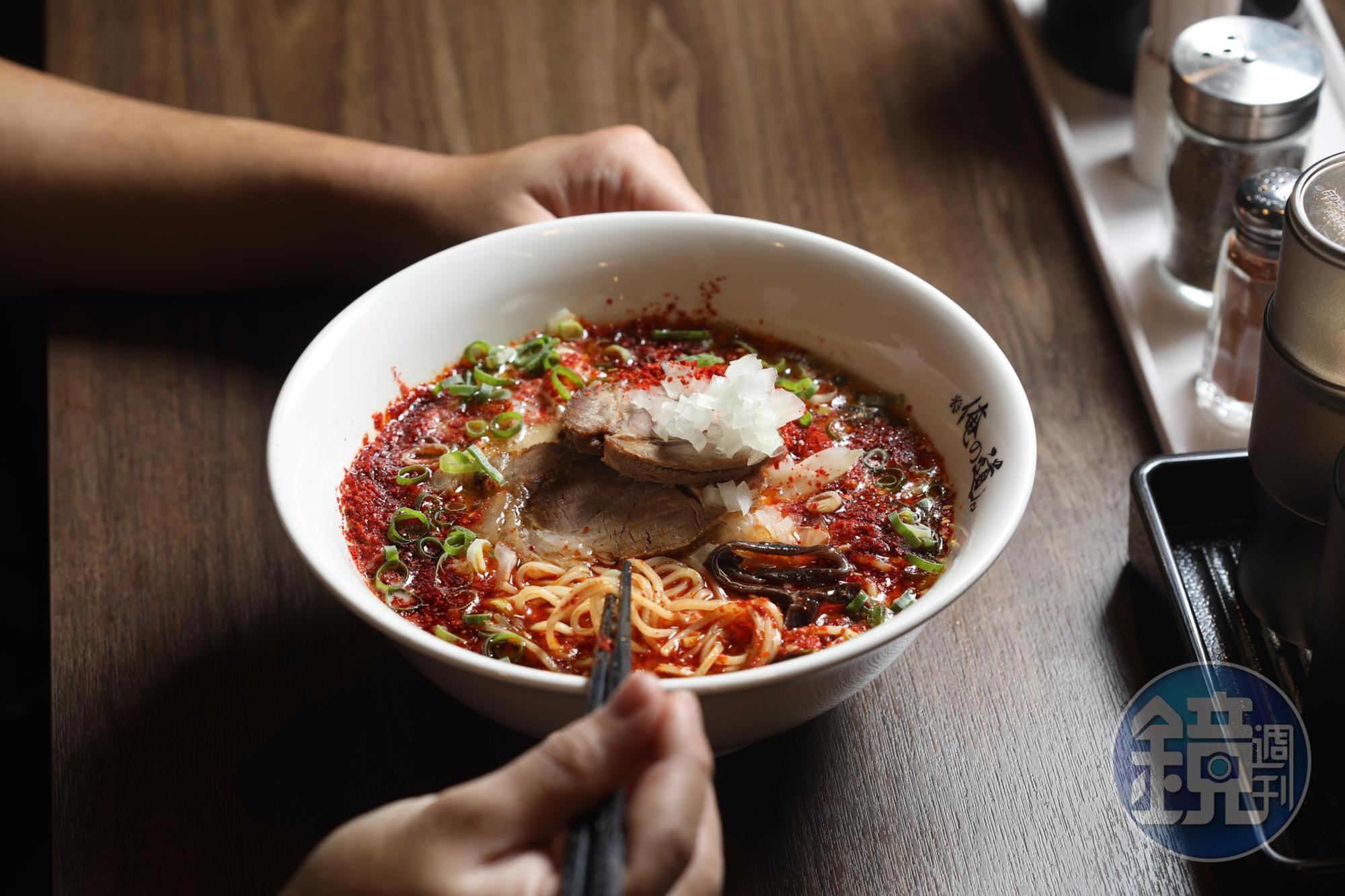 「辣味豚骨拉麵」撒滿粗粒辣椒粉增添視覺效果，點中辣以上會再加日本辣粉，吃來噴火過癮。（260元／碗）