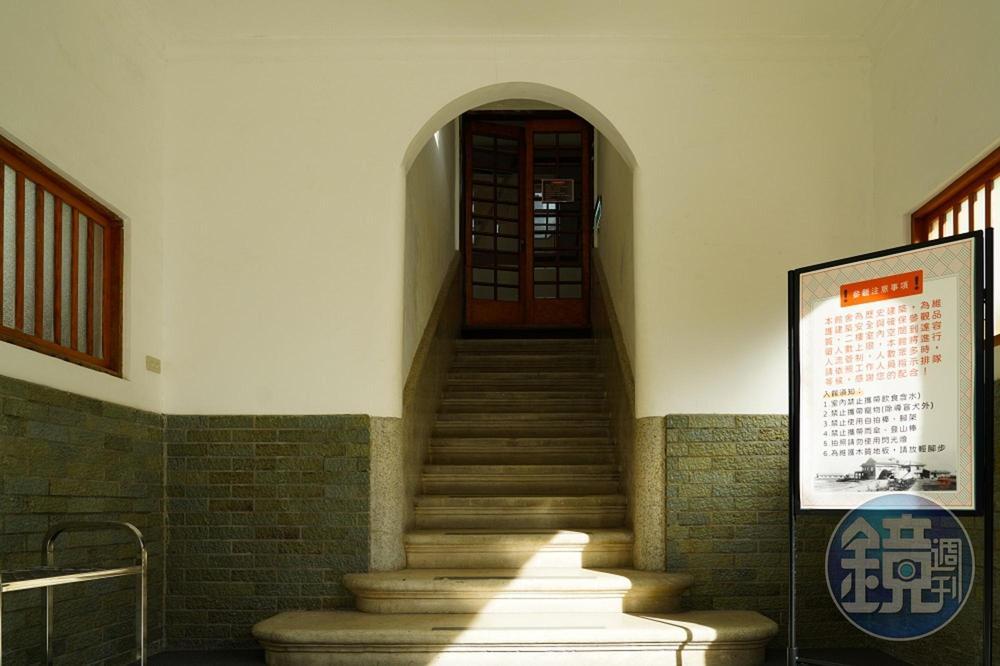 逍遙園裡多達7座樓梯,此為通往2樓的主樓梯。