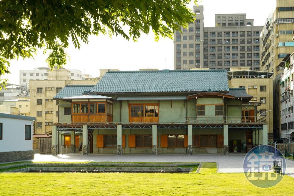 大谷曾在2樓書齋外的木造露台上,遠眺大谷果園及四周山色,寫下「倚欄待月升」的詩句。
