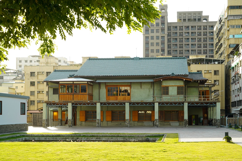 大谷曾在2樓書齋外的木造露台上，遠眺大谷果園及四周山色，寫下「倚欄待月升」的詩句。