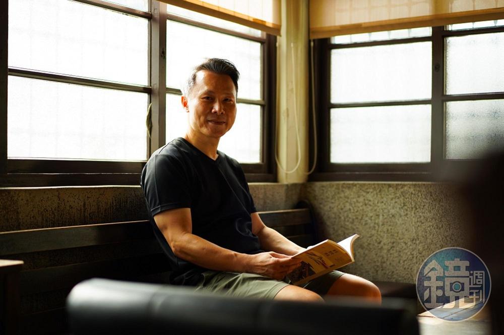 老板Dennis說，當年和好友一起搶救新濱老街，才與一二三亭老屋結緣。