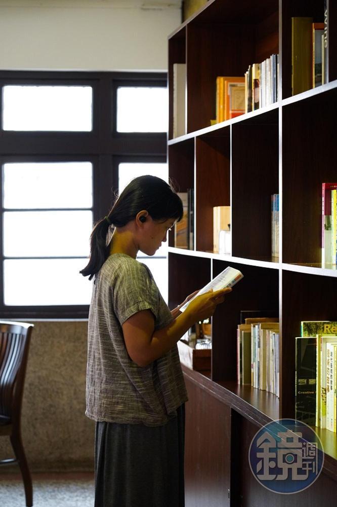 書店喫茶一二三亭書架上擺有許多書籍供人翻閱。