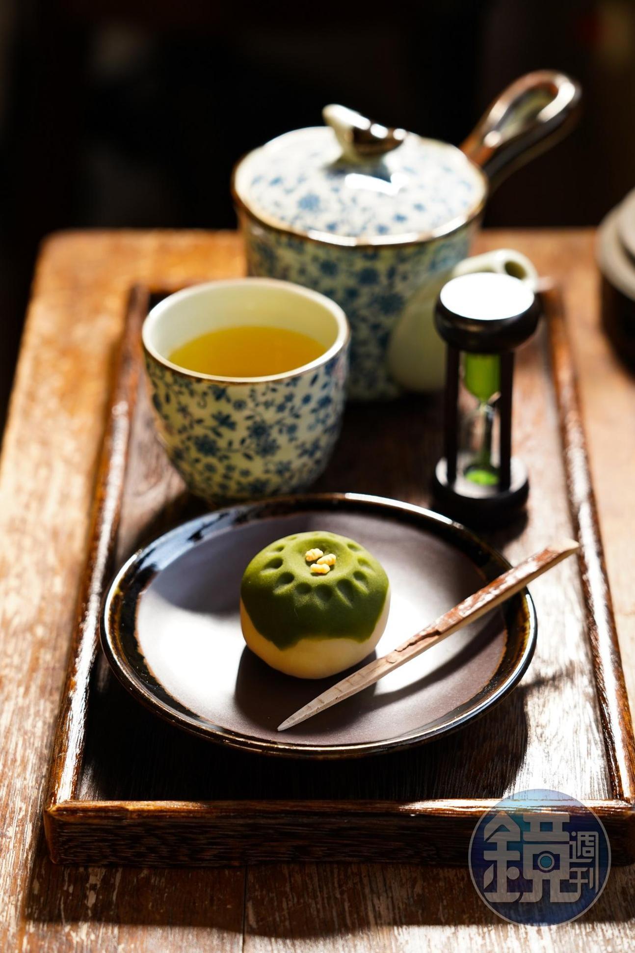 平日限定組合「台灣茶」與細致甜口的和菓子「一抹」。（210元／套）