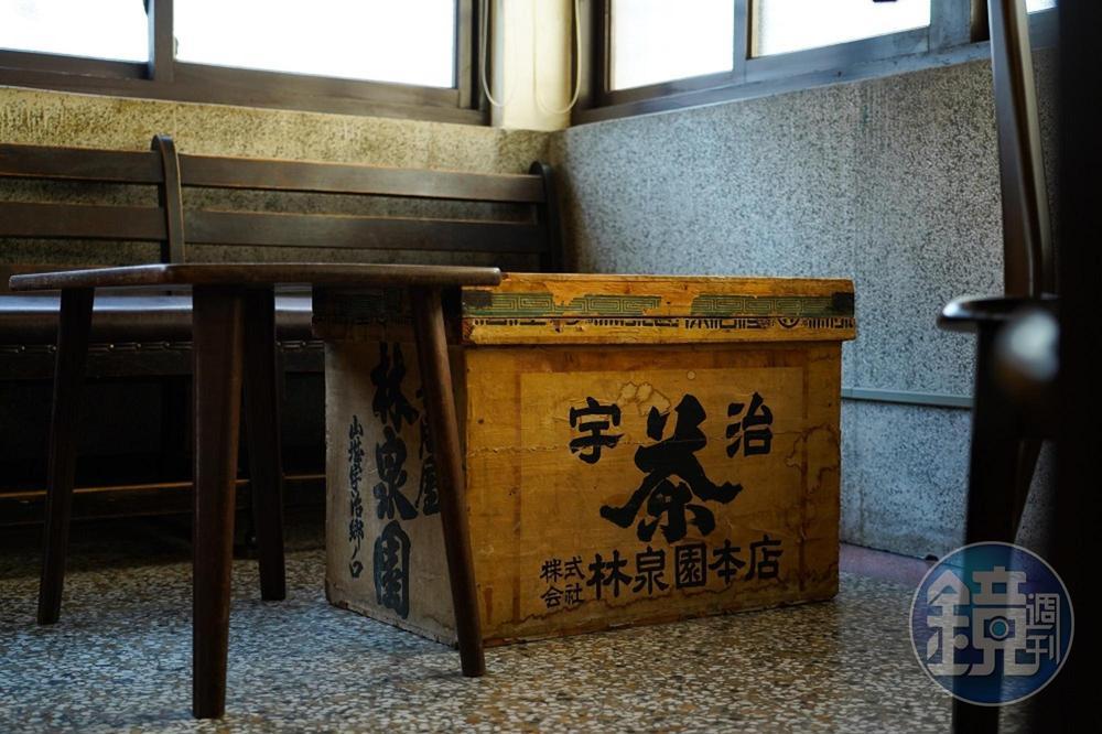 日式老茶箱成了店內的桌子。