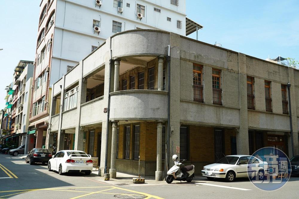 哈瑪星漁業大亨「「王沃故居」，因戰火讓最初三層樓建築變成二層樓。