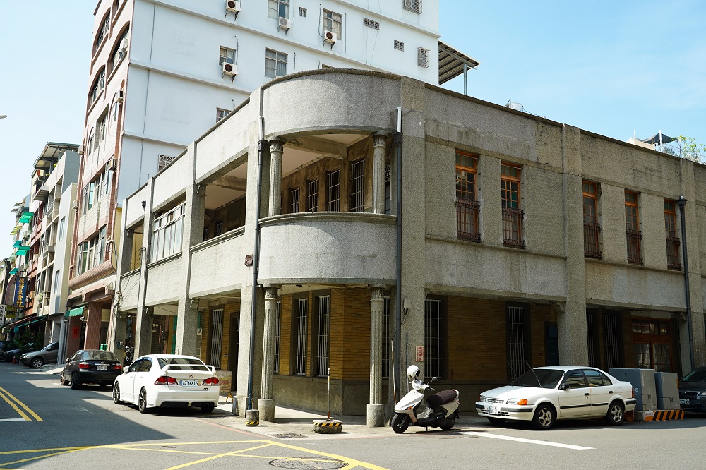 哈瑪星漁業大亨「「王沃故居」，因戰火讓最初三層樓建築變成二層樓。