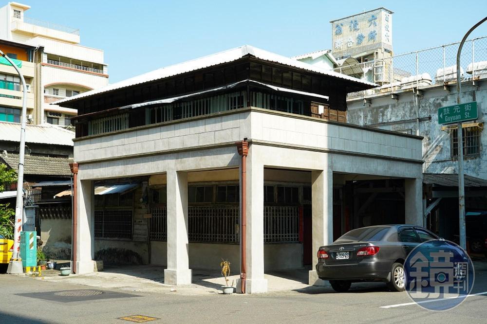 日治時期售有牛奶餅、奶粉及巧克力等的「明治製菓高雄配給所」為住商混合式房屋。